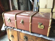 A vintage travelling case with wooden slats and gilt metal trim (33cm x 52cm x 90cm)