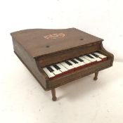A child's toy piano (a/f) (12cm x 22cm x 26cm)