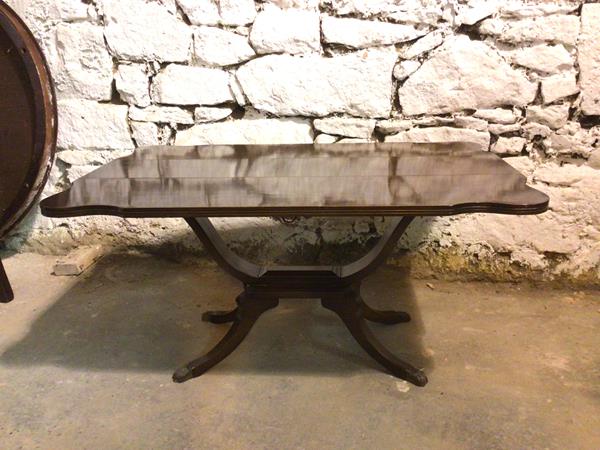 A Strongbow Furniture Georgian style mahogany drop leaf coffee table, on downswept supports ending