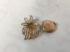 A 9ct gold lotus flower style brooch and a 9ct gold pendant with 9ct gold back and front (10.1g)