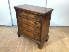 A George II style walnut bachelor's chest, first half of the 20th century, the hinged rectangular