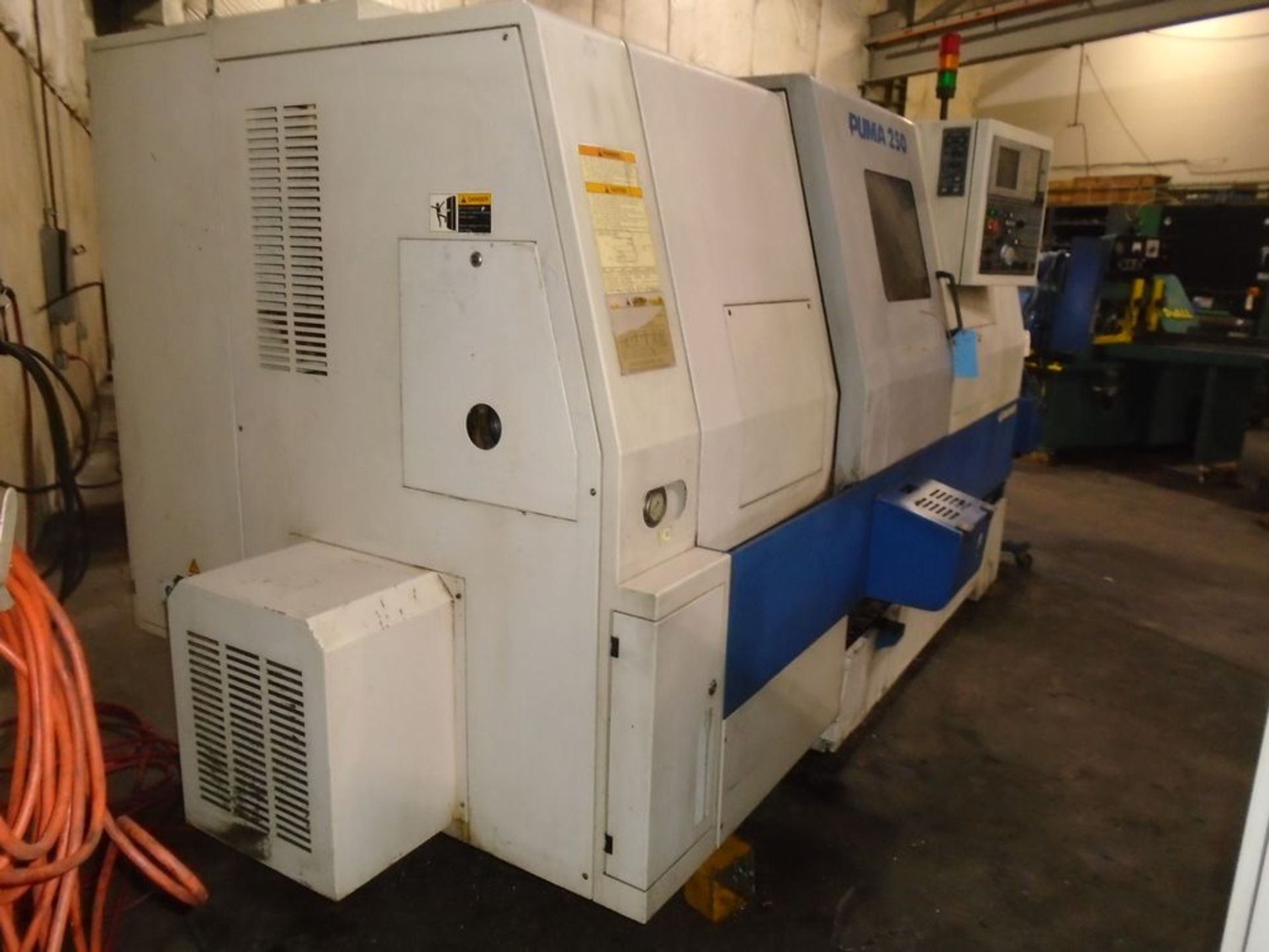 Daewoo Puma 250 CNC Turning Center With Iemca 545/37 Bar Loader : - Image 4 of 7