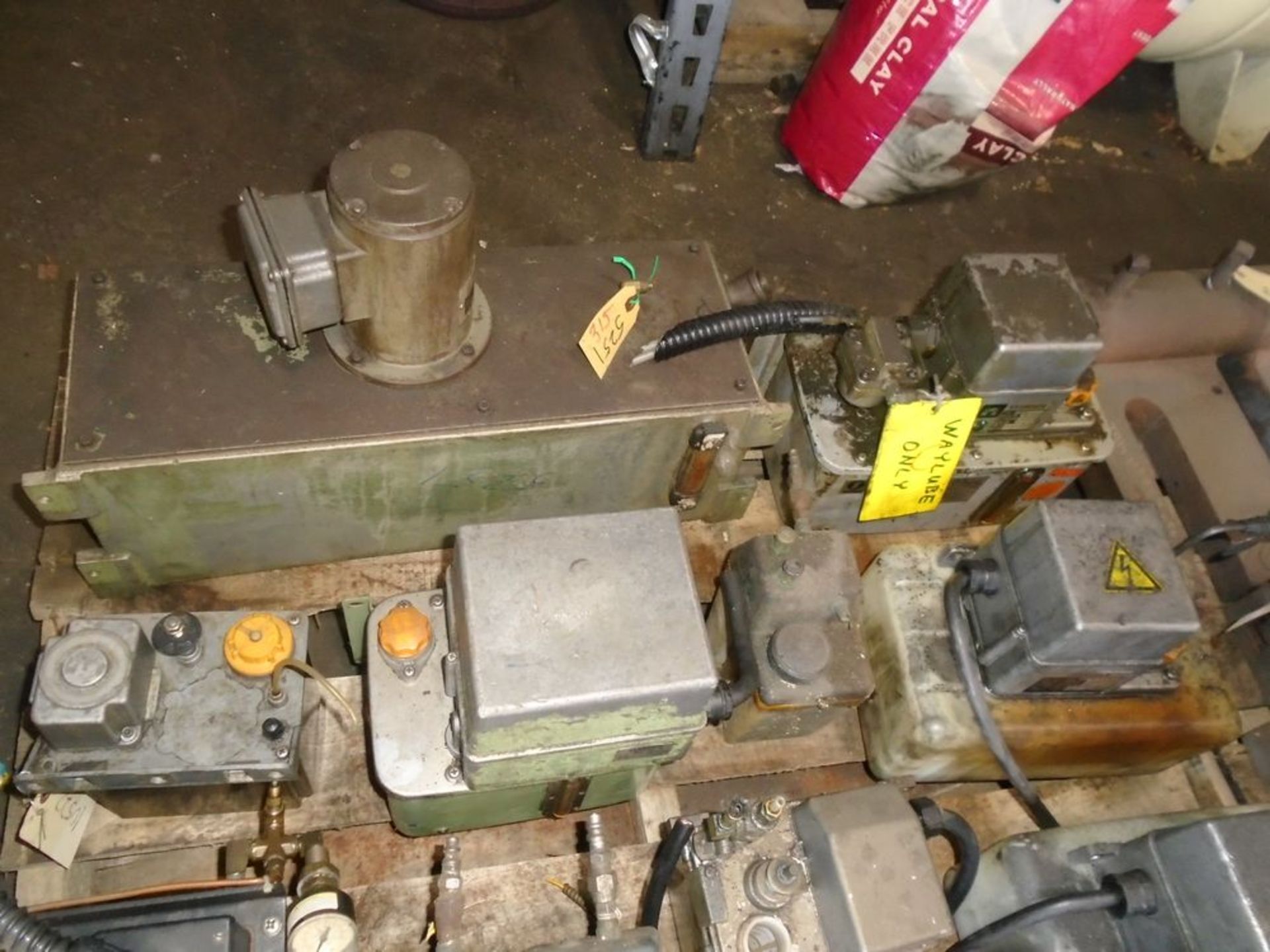 CNC Lathe Mill CNC Auto Lube Pumps Mazak & Okuma Lot 77 - Image 5 of 6