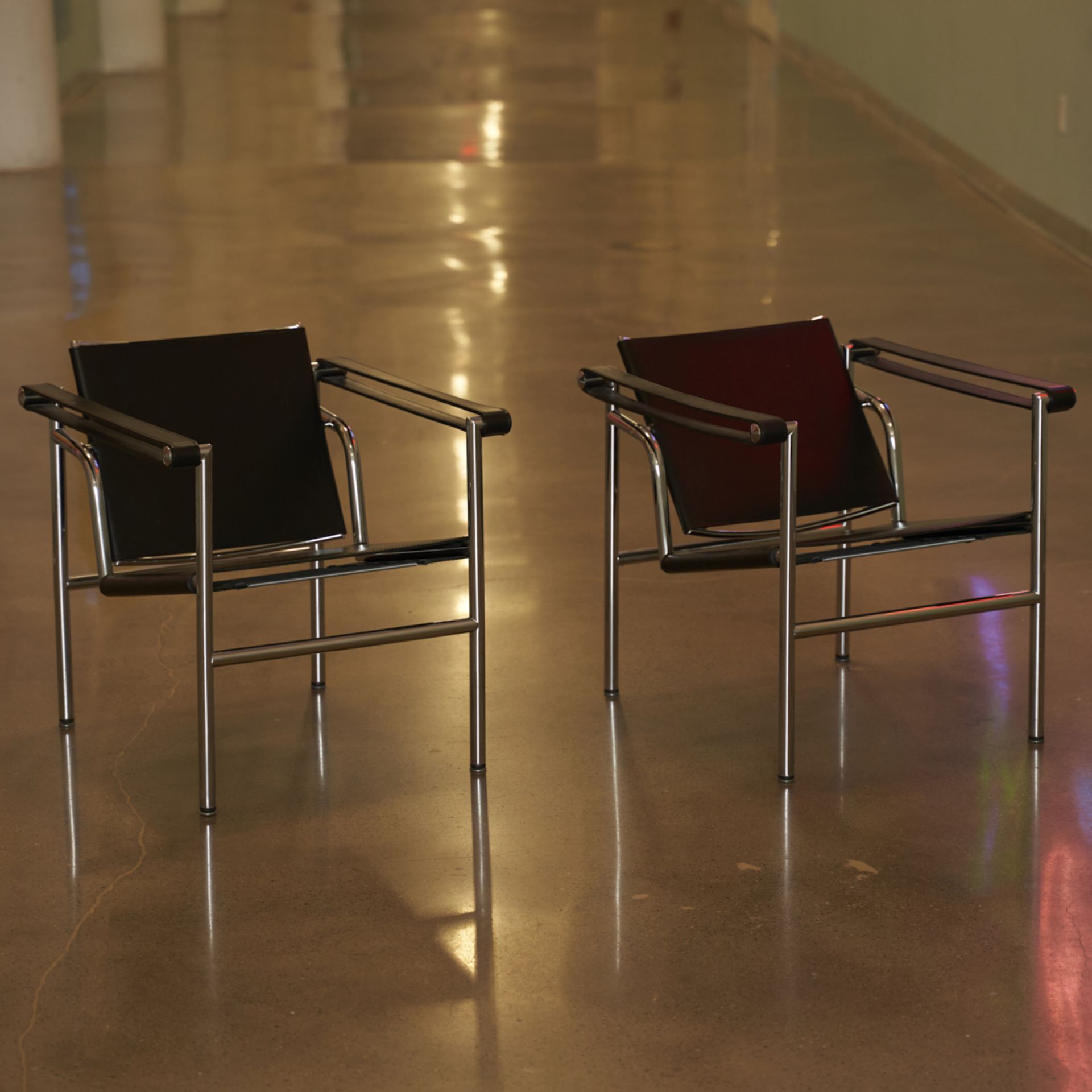 Pair of Le Corbusier Style LC1 Basculant Chairs - Bild 4 aus 10