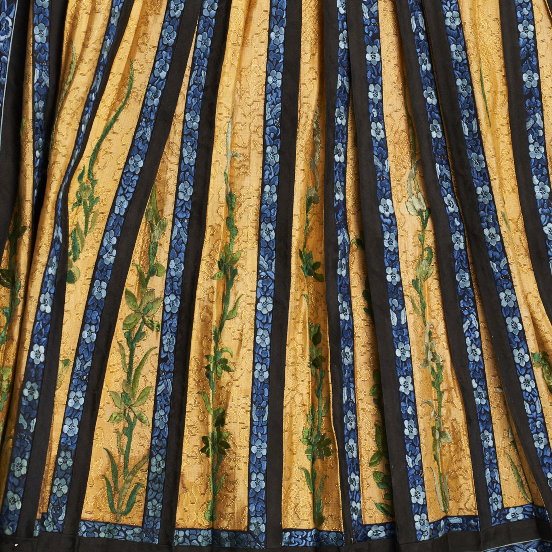 19th C. Chinese Silk Embroidered Skirt Dress - Bild 6 aus 8