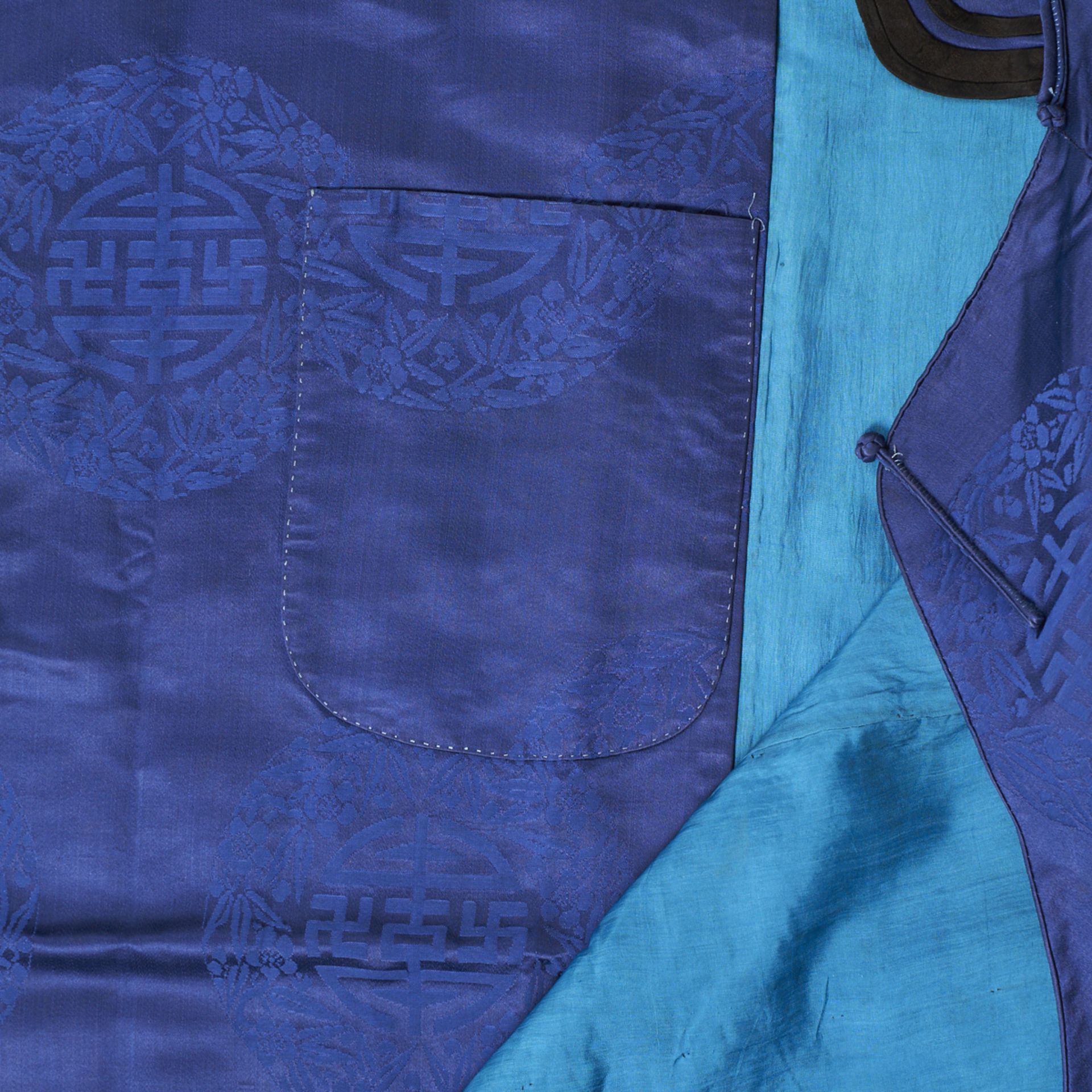 Early 20th C. Chinese Blue Brocade Silk Robe - Bild 11 aus 11