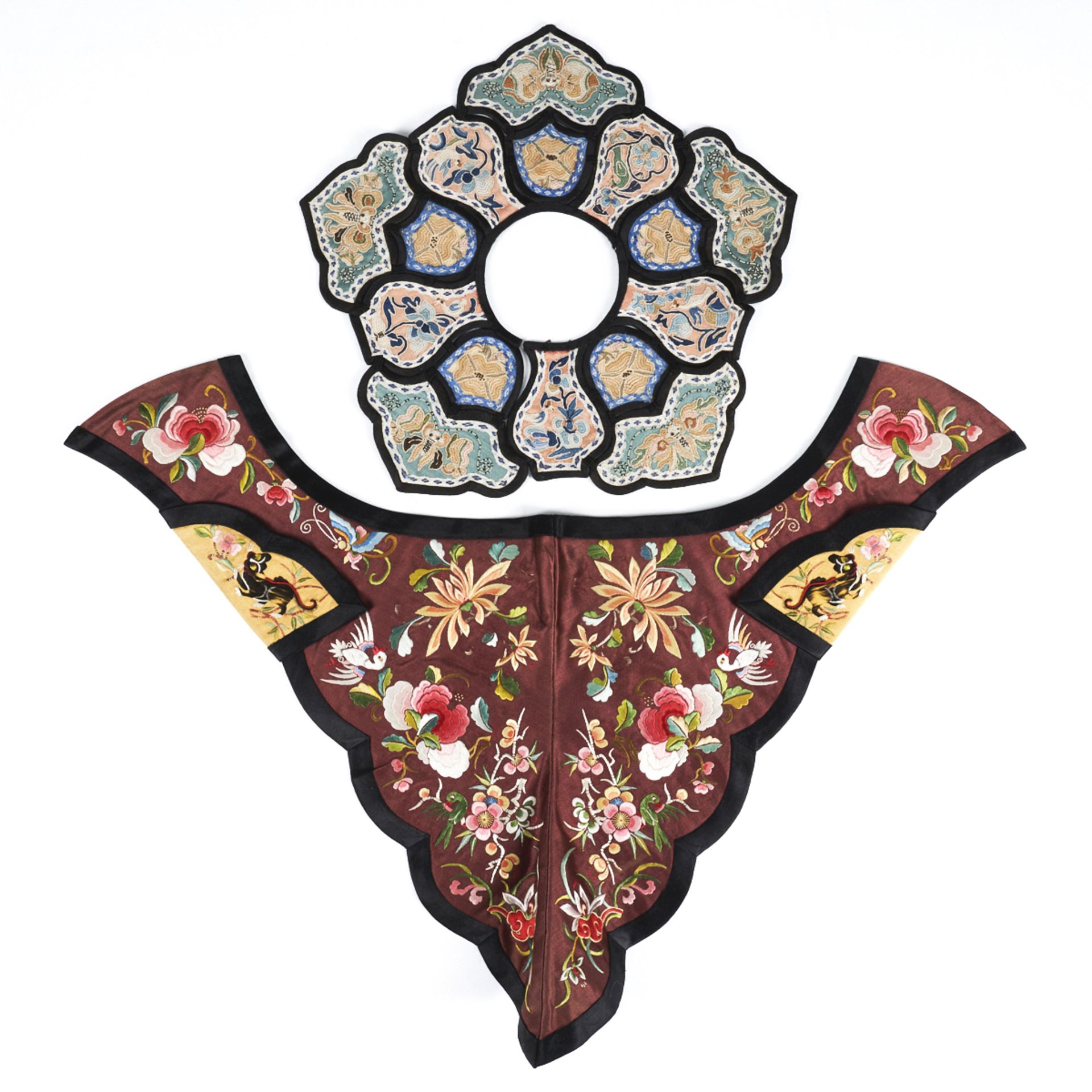 Grp: 2 19th/20th C. Chinese Embroidered Silk Collars - Bild 2 aus 6