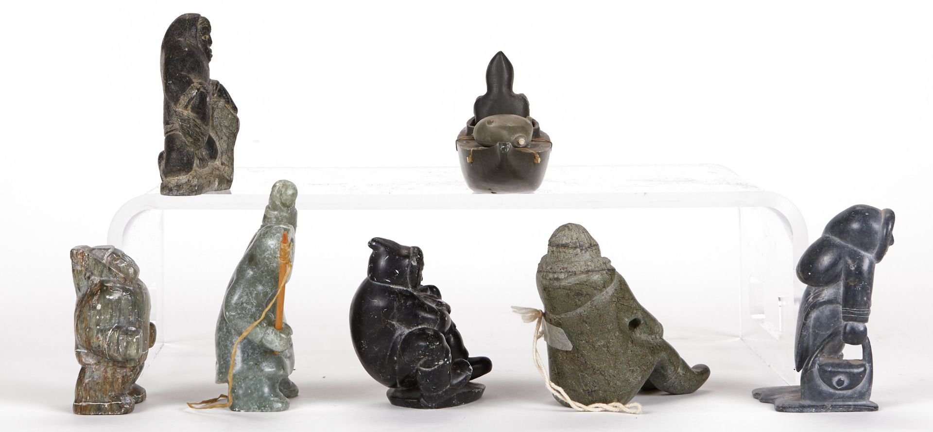 Group of 7 Inuit Soapstone Sculptures w/ Kayak - Bild 4 aus 5