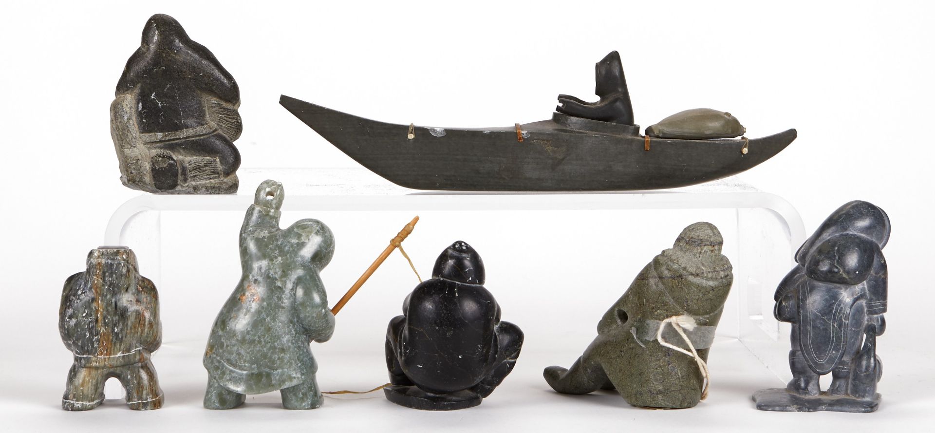 Group of 7 Inuit Soapstone Sculptures w/ Kayak - Bild 3 aus 5