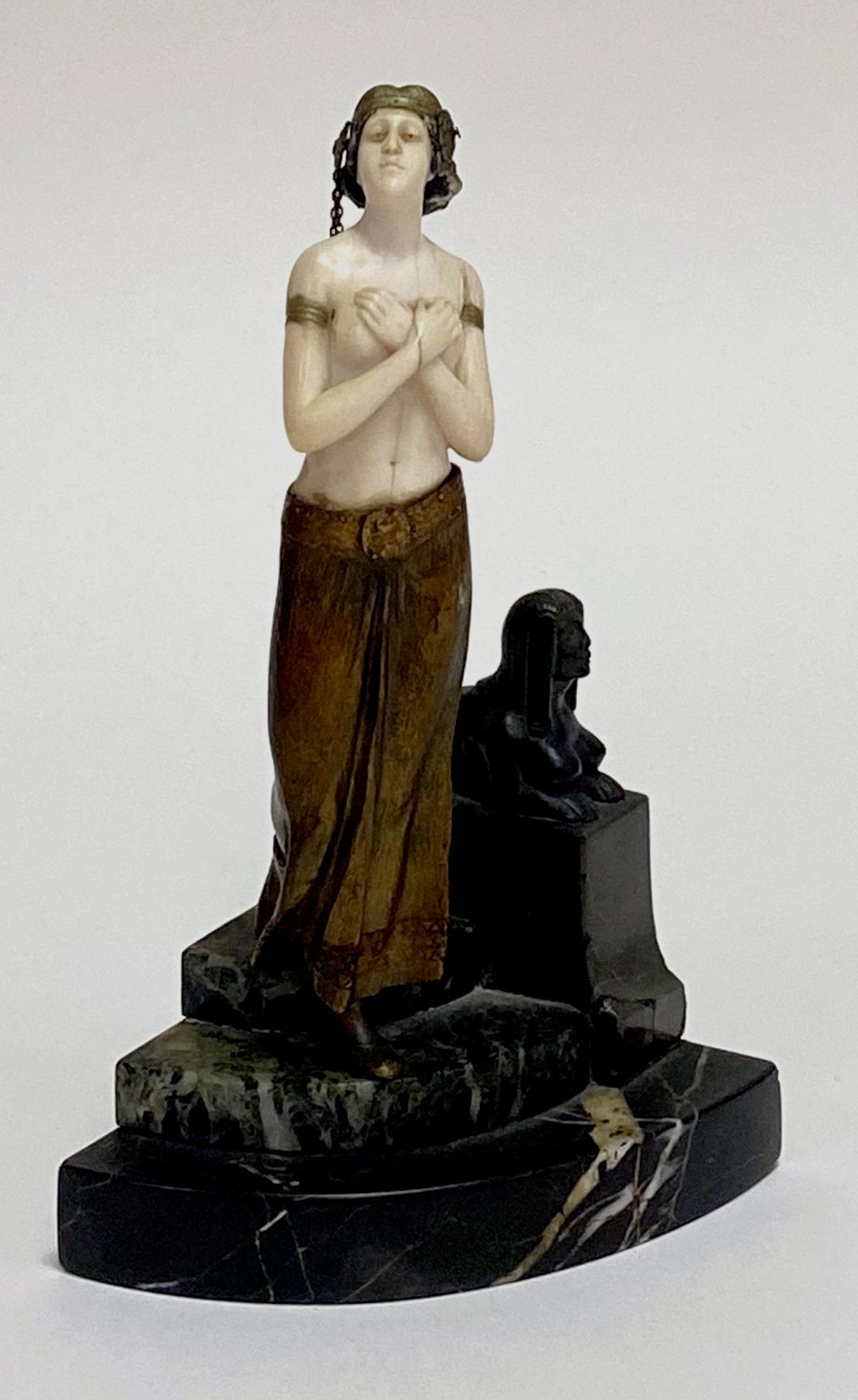 Ernst   Seger, Chryselephantine   einer   Tempeltänzerin  mit   Sphinx