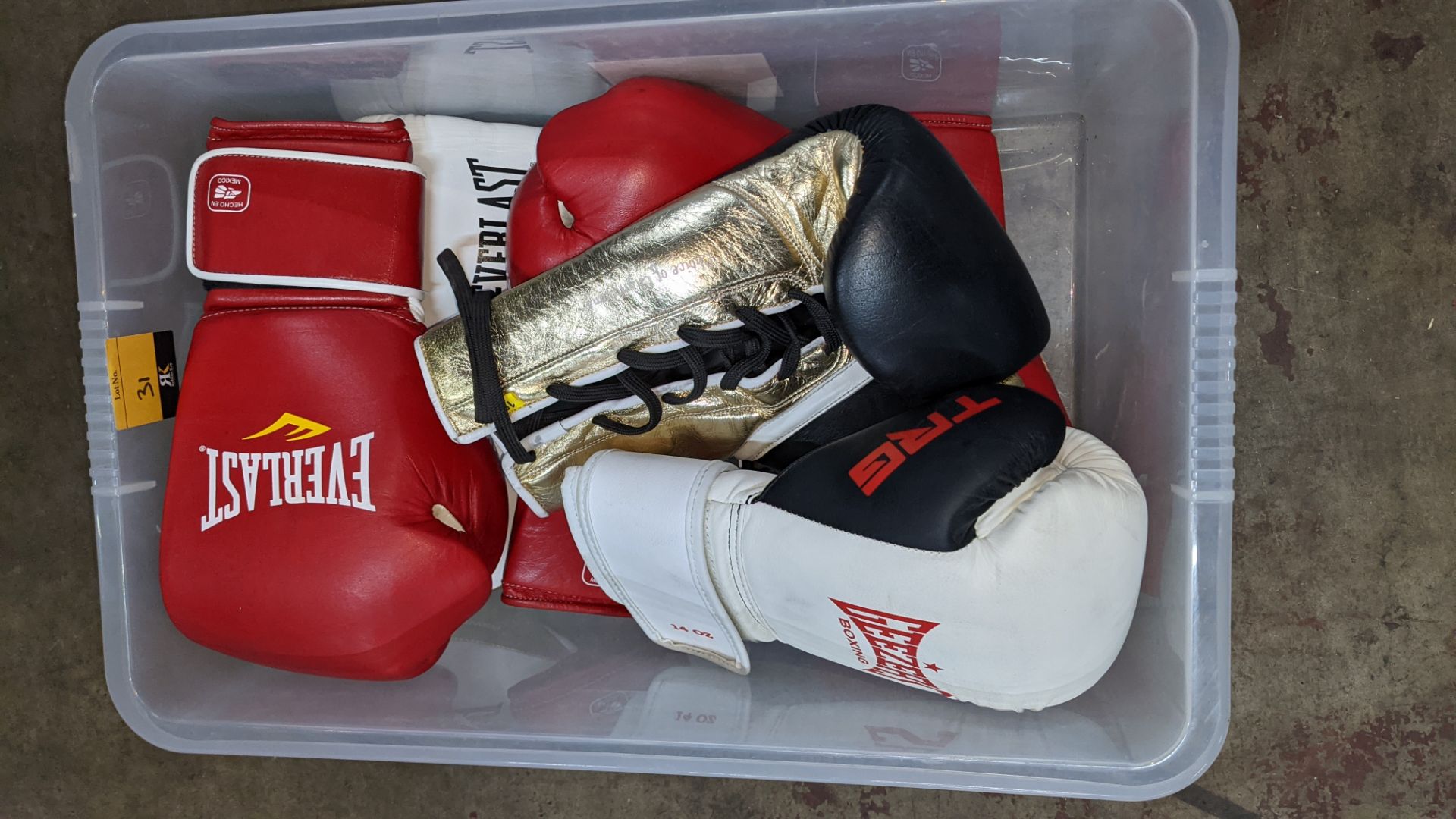 7 assorted Everlast boxing gloves, mostly right-handed - these gloves do not appear to form pairs