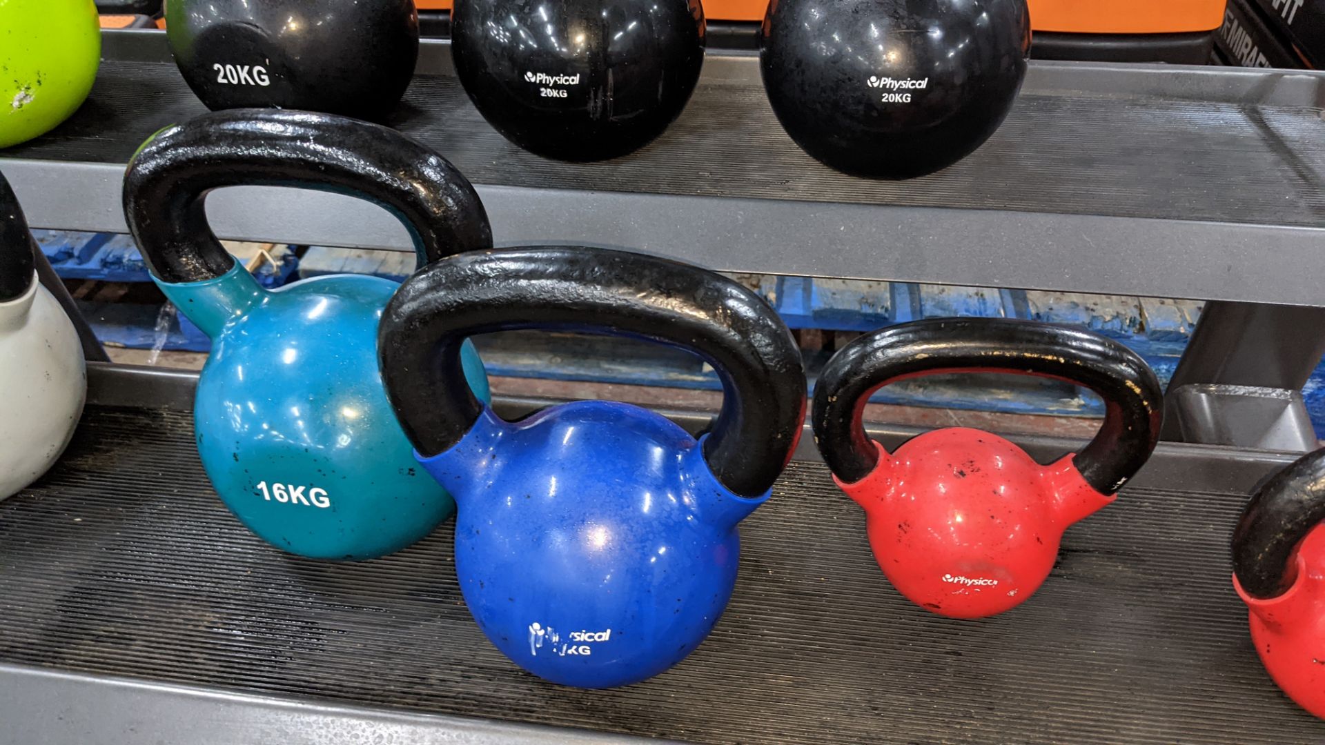 Physical Company kettlebell & rack set comprising 10 kettlebells (2 x 4kg, 1 x 12kg, 3 x 16kg, 3 x 2 - Image 7 of 9