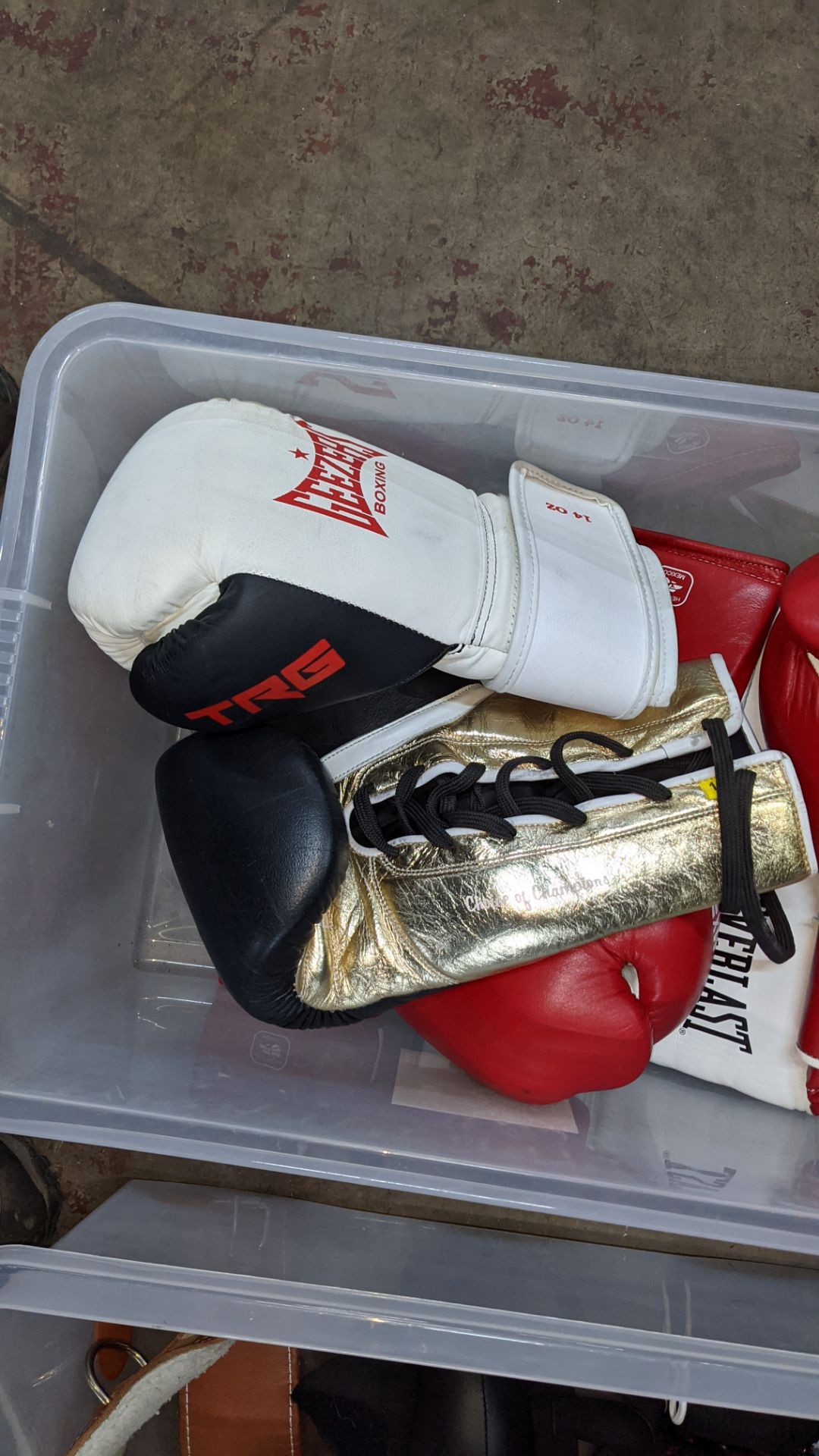 7 assorted Everlast boxing gloves, mostly right-handed - these gloves do not appear to form pairs - Image 3 of 5