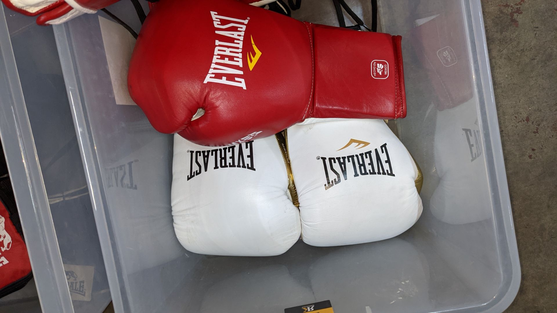 7 assorted Everlast boxing gloves, mostly right-handed - these gloves do not appear to form pairs - Image 5 of 5