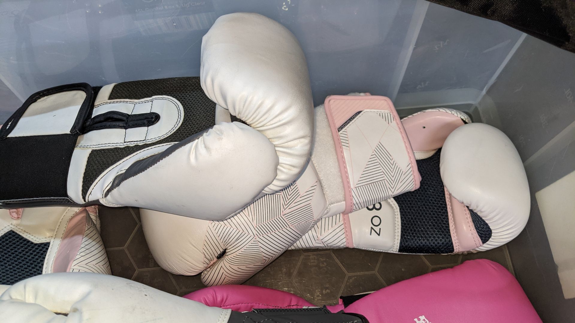 5 assorted pairs of boxing gloves including several that appear to be designed for women with pink d - Image 5 of 7