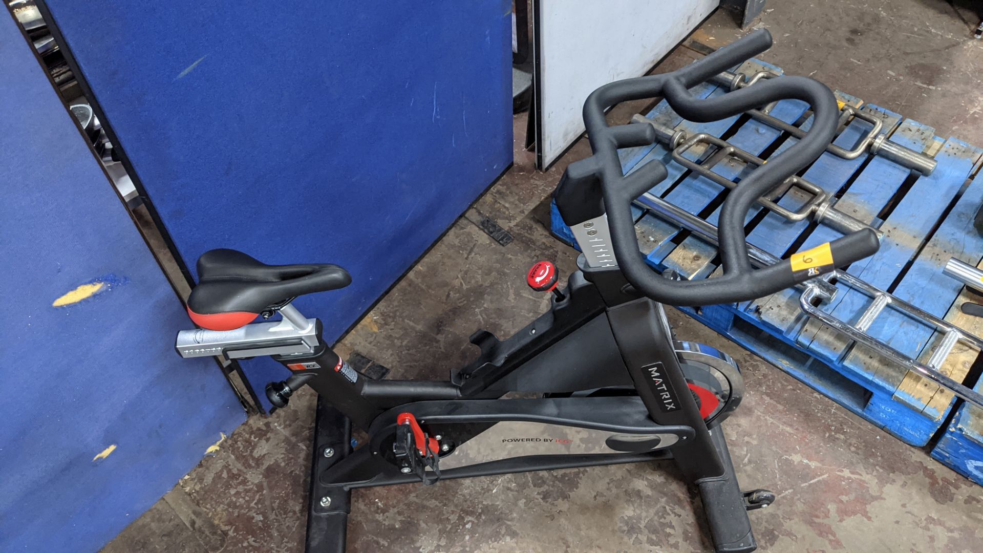Matrix IC2 Life Fitness indoor exercise bike - Image 12 of 13