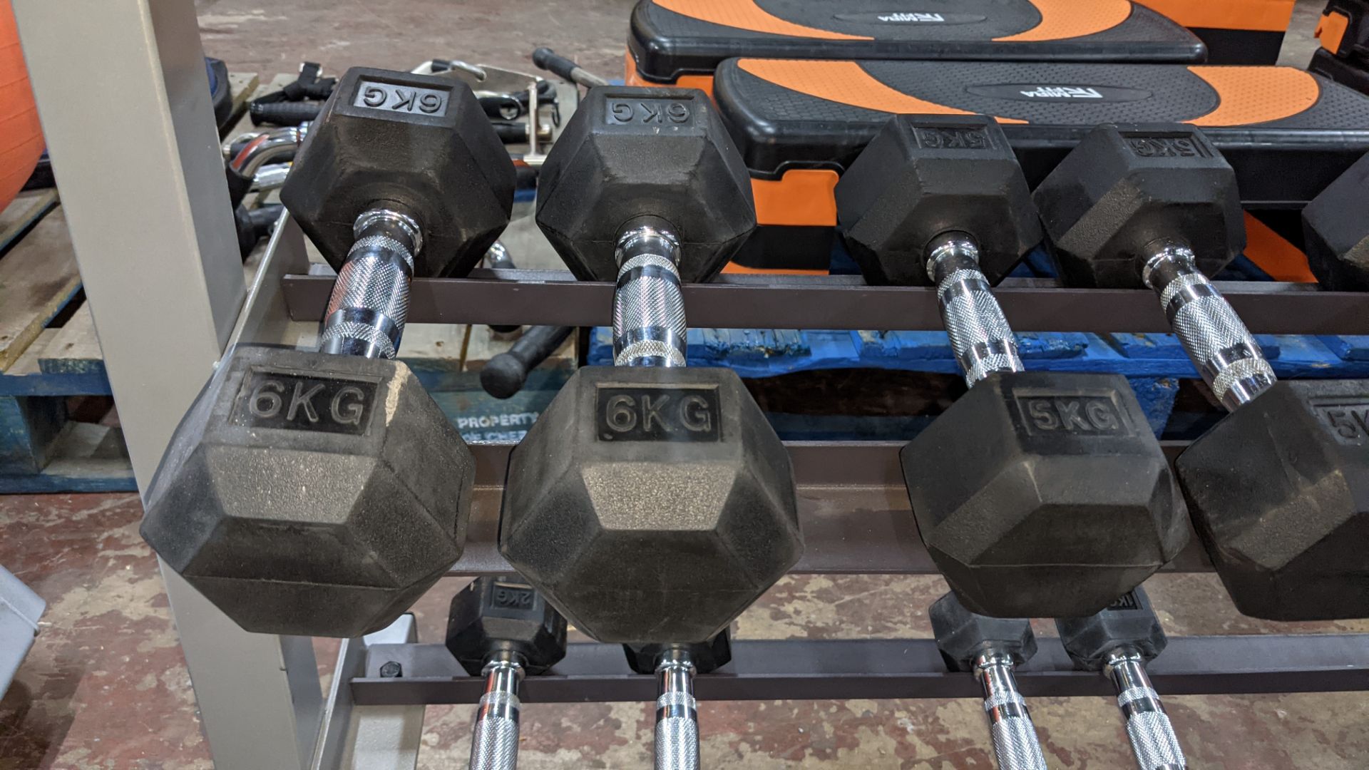 Dumbbell set & rack comprising 9 pairs of dumbbells (1, 2, 3, 4, 5, 6, 8, 9 & 10kg), i.e. 18 dumbbel - Image 10 of 13