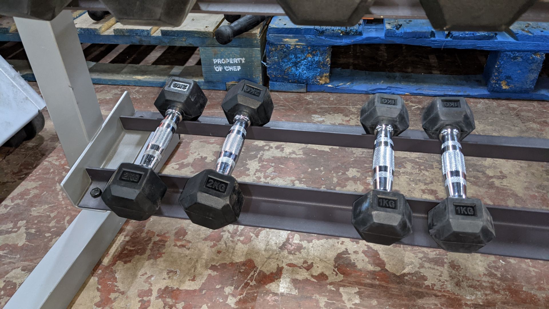 Dumbbell set & rack comprising 9 pairs of dumbbells (1, 2, 3, 4, 5, 6, 8, 9 & 10kg), i.e. 18 dumbbel - Image 13 of 13