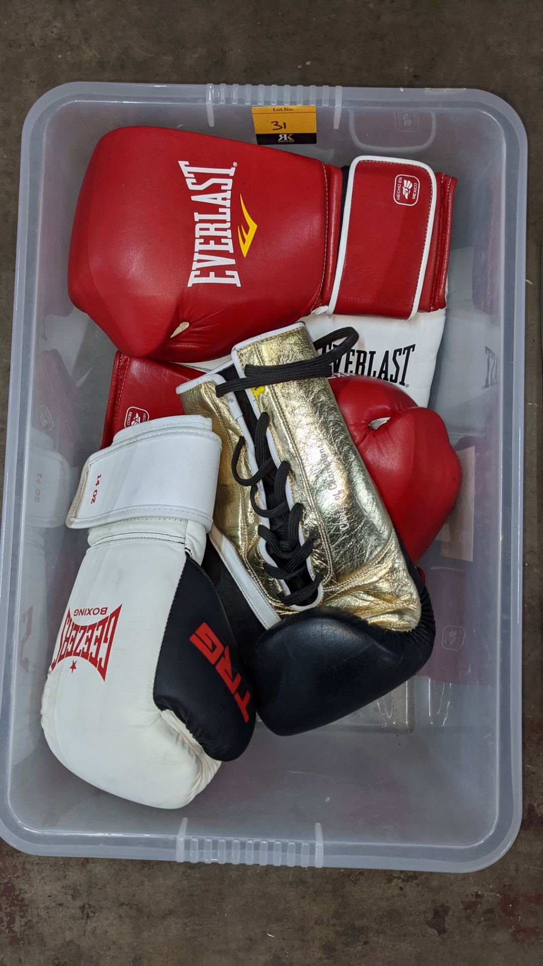 7 assorted Everlast boxing gloves, mostly right-handed - these gloves do not appear to form pairs - Image 2 of 5