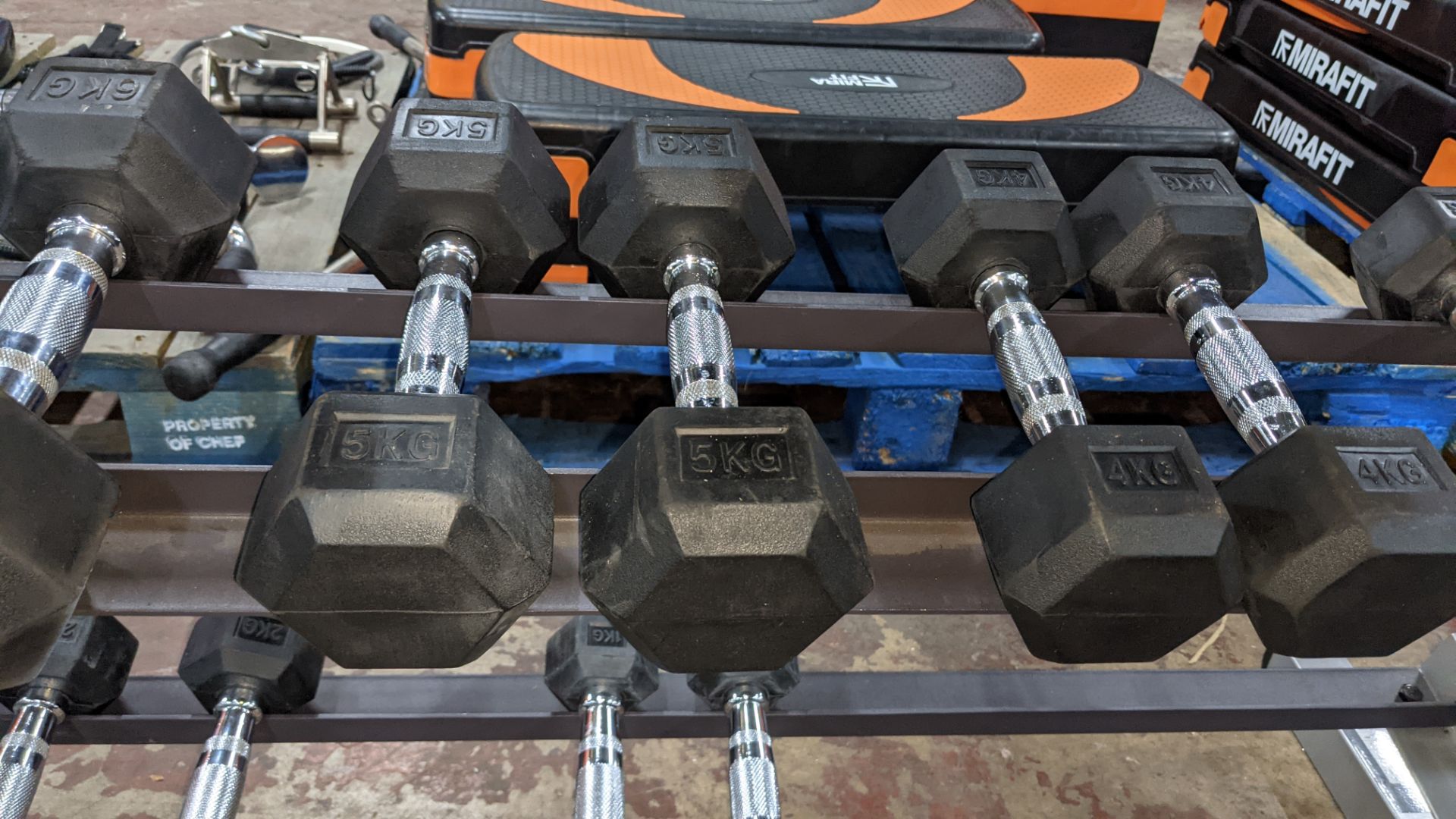 Dumbbell set & rack comprising 9 pairs of dumbbells (1, 2, 3, 4, 5, 6, 8, 9 & 10kg), i.e. 18 dumbbel - Image 11 of 13