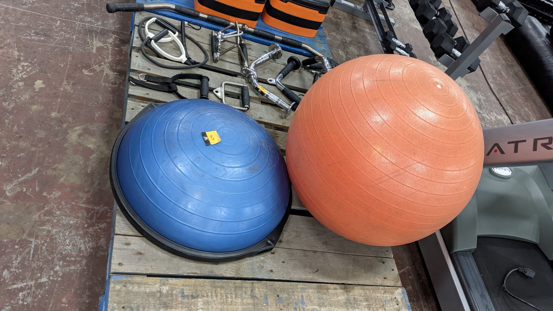 Balance board plus large rubber training ball - Image 3 of 5