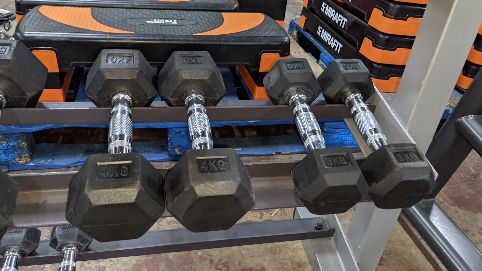 Dumbbell set & rack comprising 9 pairs of dumbbells (1, 2, 3, 4, 5, 6, 8, 9 & 10kg), i.e. 18 dumbbel - Image 12 of 13