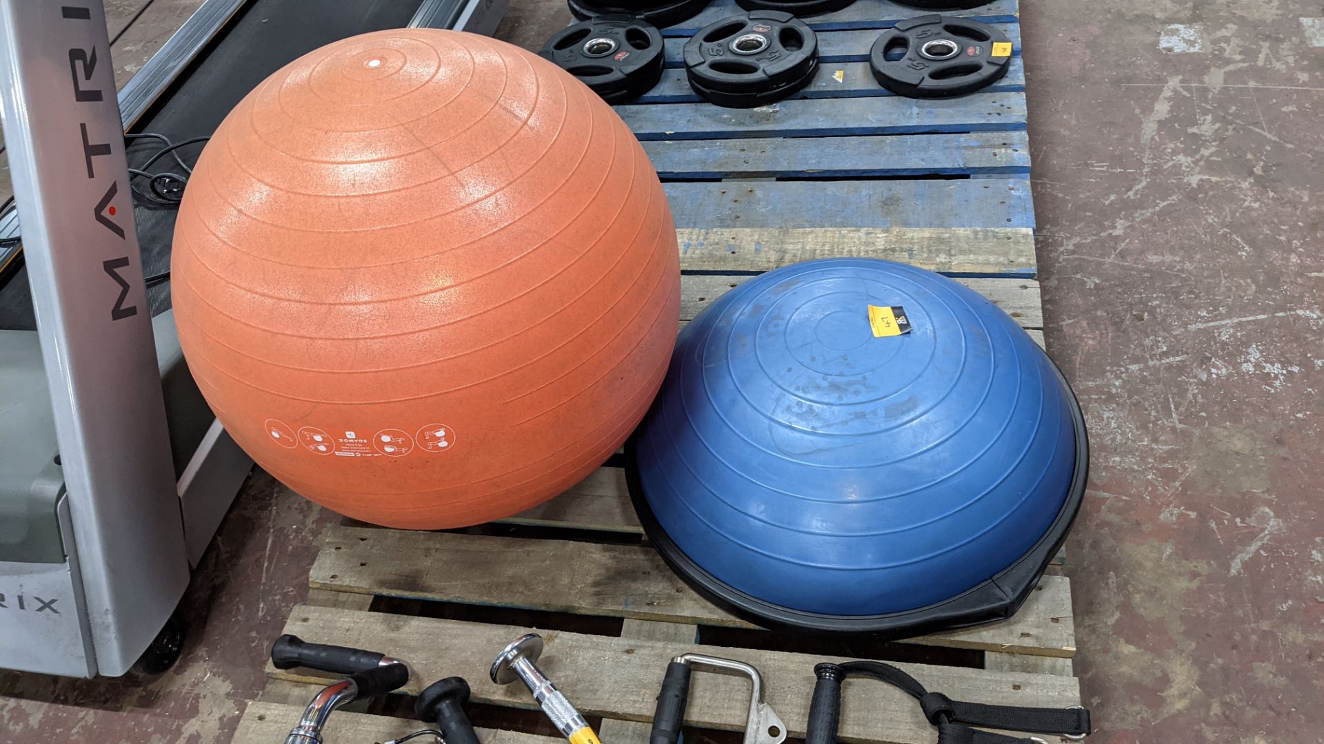 Balance board plus large rubber training ball - Image 5 of 5