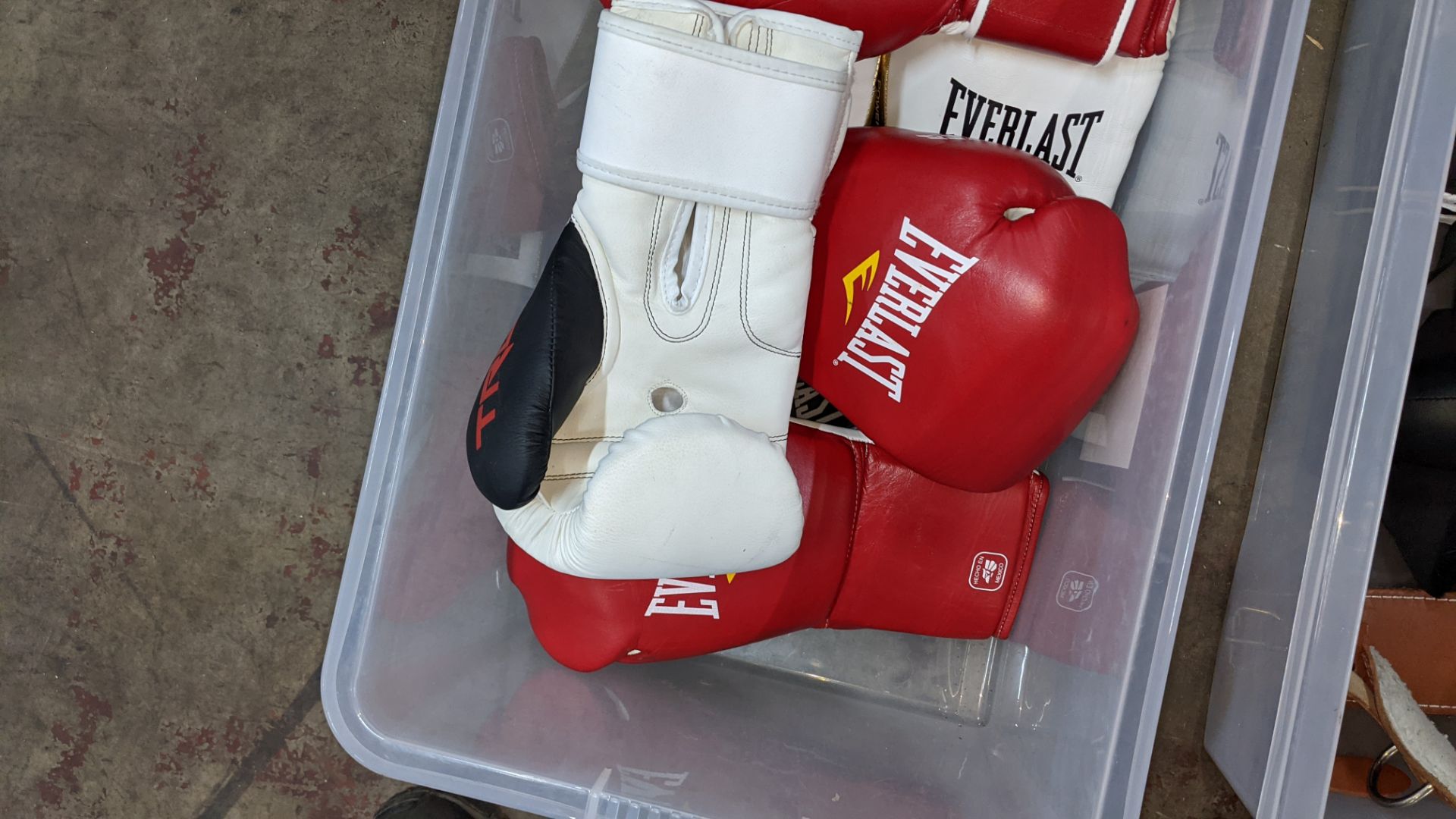 7 assorted Everlast boxing gloves, mostly right-handed - these gloves do not appear to form pairs - Image 4 of 5