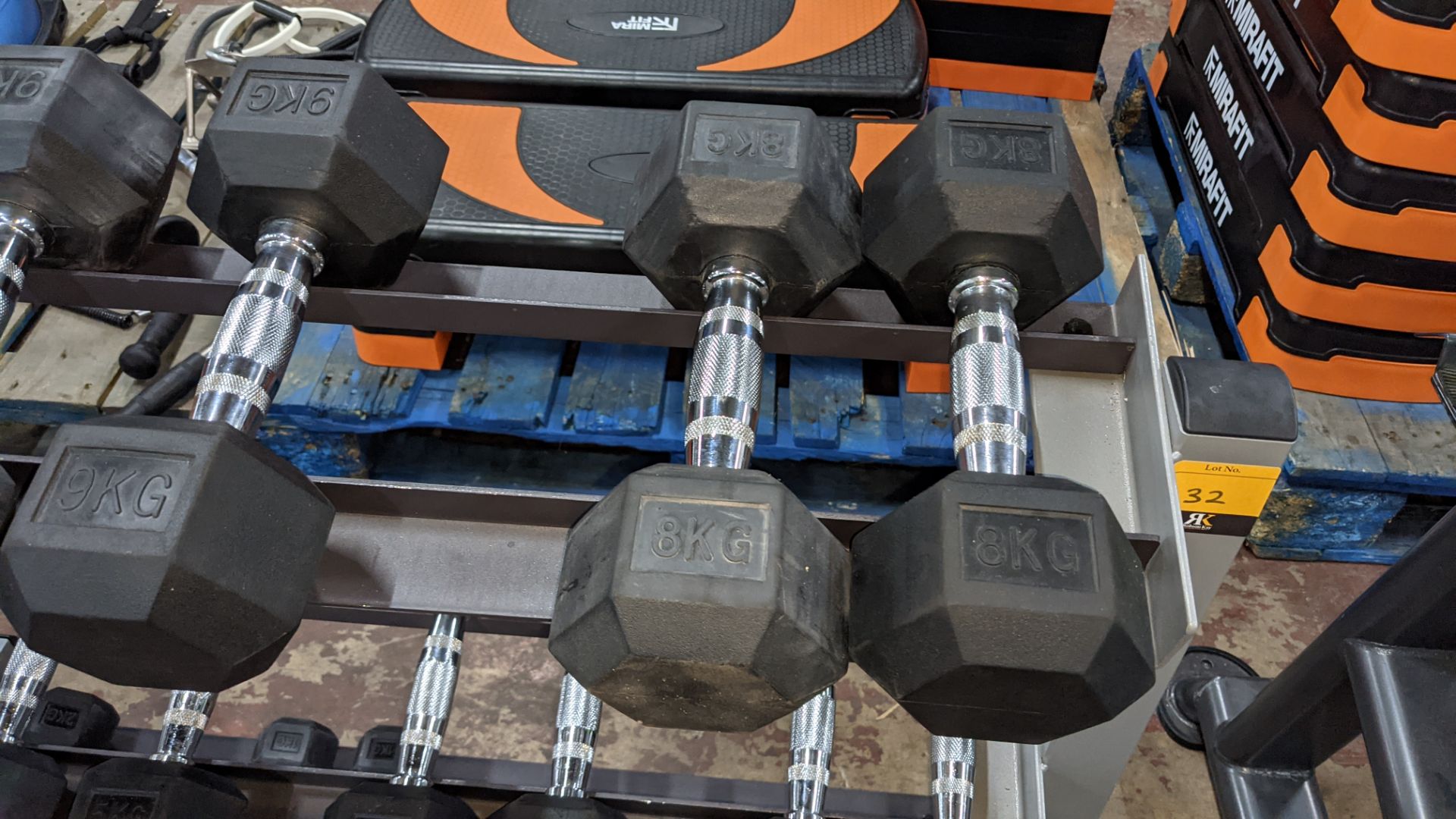 Dumbbell set & rack comprising 9 pairs of dumbbells (1, 2, 3, 4, 5, 6, 8, 9 & 10kg), i.e. 18 dumbbel - Image 9 of 13