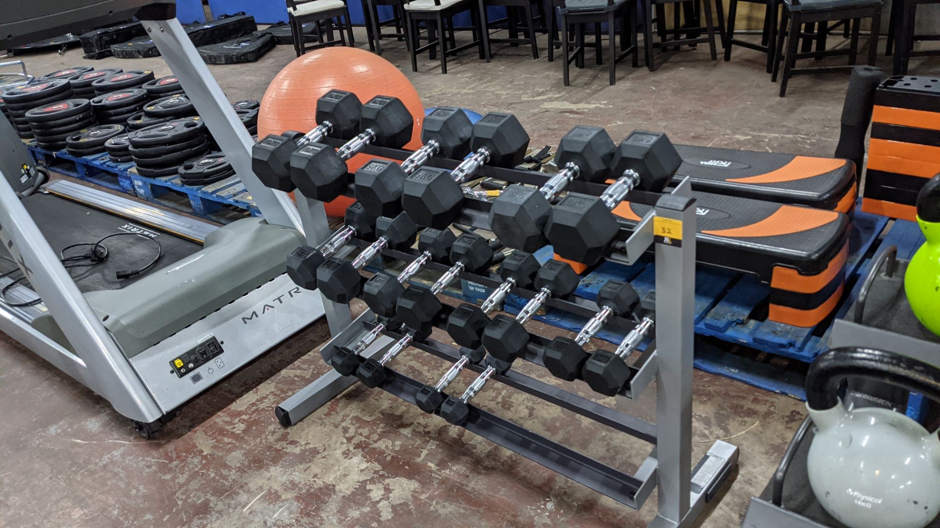 Dumbbell set & rack comprising 9 pairs of dumbbells (1, 2, 3, 4, 5, 6, 8, 9 & 10kg), i.e. 18 dumbbel - Image 3 of 13