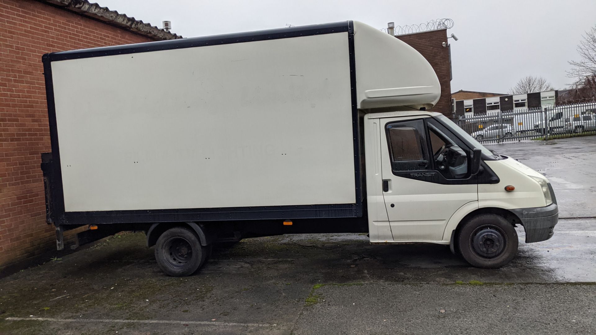 BK07 VAJ Ford Transit 115 T350EF RWD Luton van with tail lift (no shutter), 2402cc diesel engine. Co - Image 9 of 46