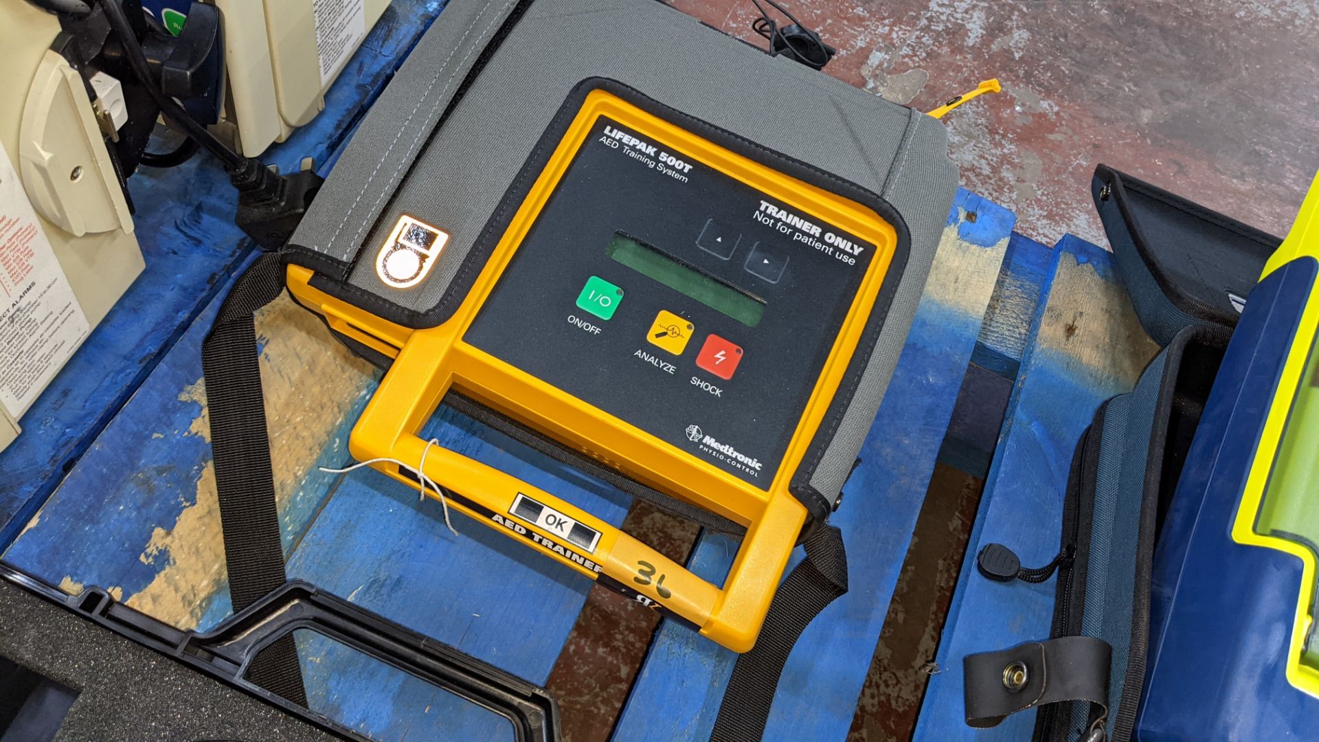 Medtronic Lifepak 500T AED training system (trainer only, not for patient use), including case & anc - Image 7 of 7