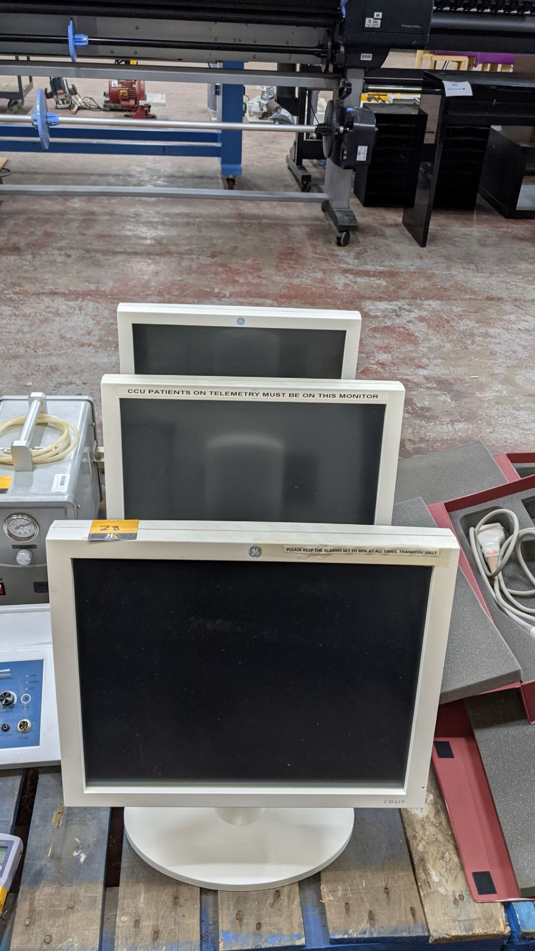 3 off GE model CDA19 & CDA19T 19" LCD medical display monitors - Image 2 of 11