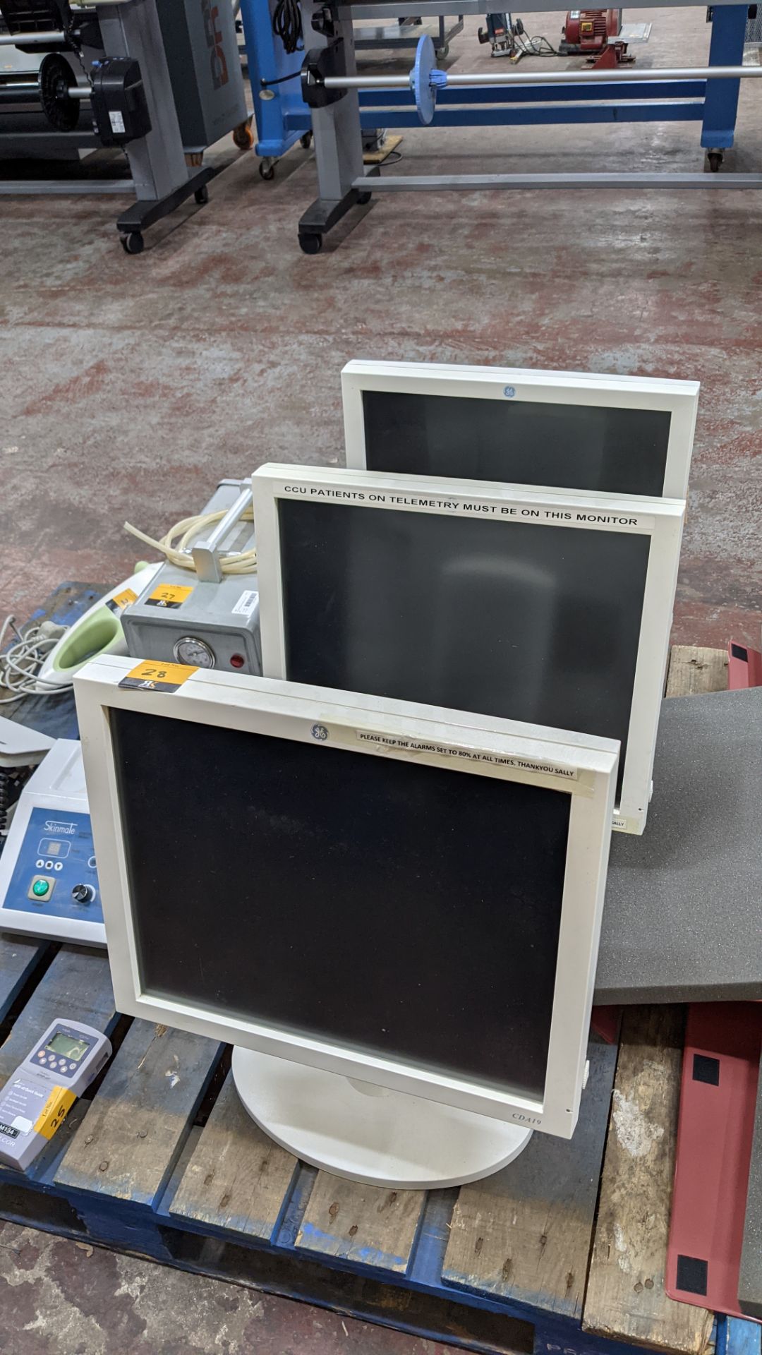 3 off GE model CDA19 & CDA19T 19" LCD medical display monitors - Image 3 of 11