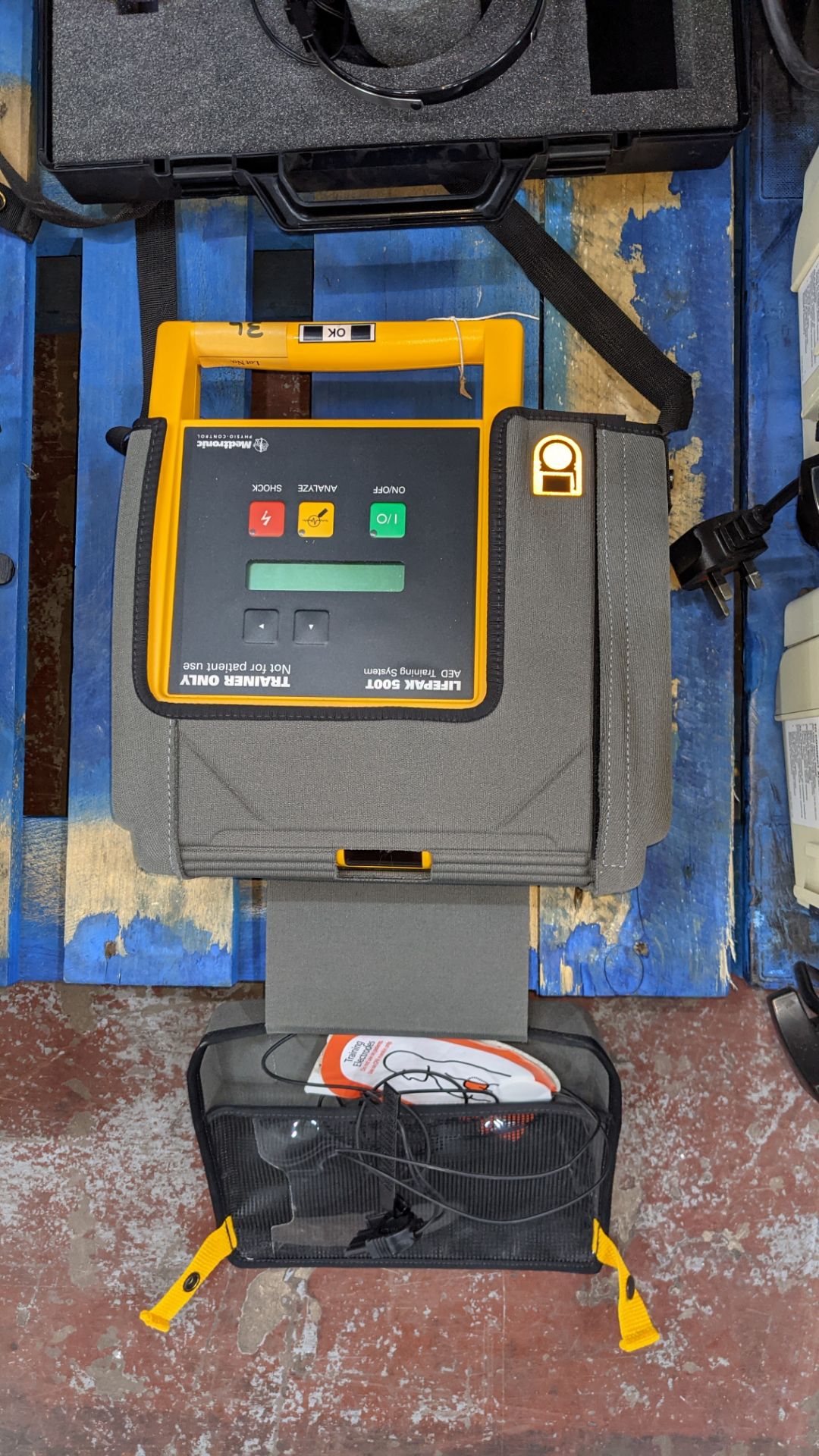 Medtronic Lifepak 500T AED training system (trainer only, not for patient use), including case & anc - Image 3 of 7