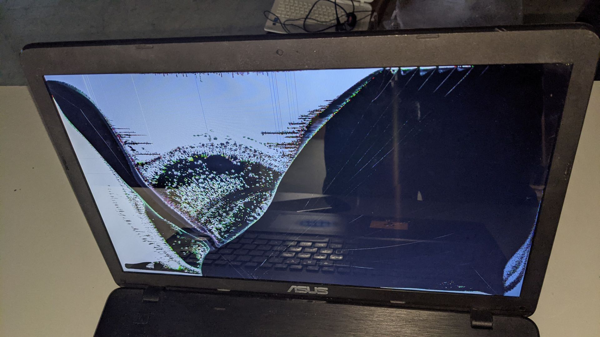 Asus X751L notebook computer includes charger - powers on but screen is smashed NB. - Image 6 of 14