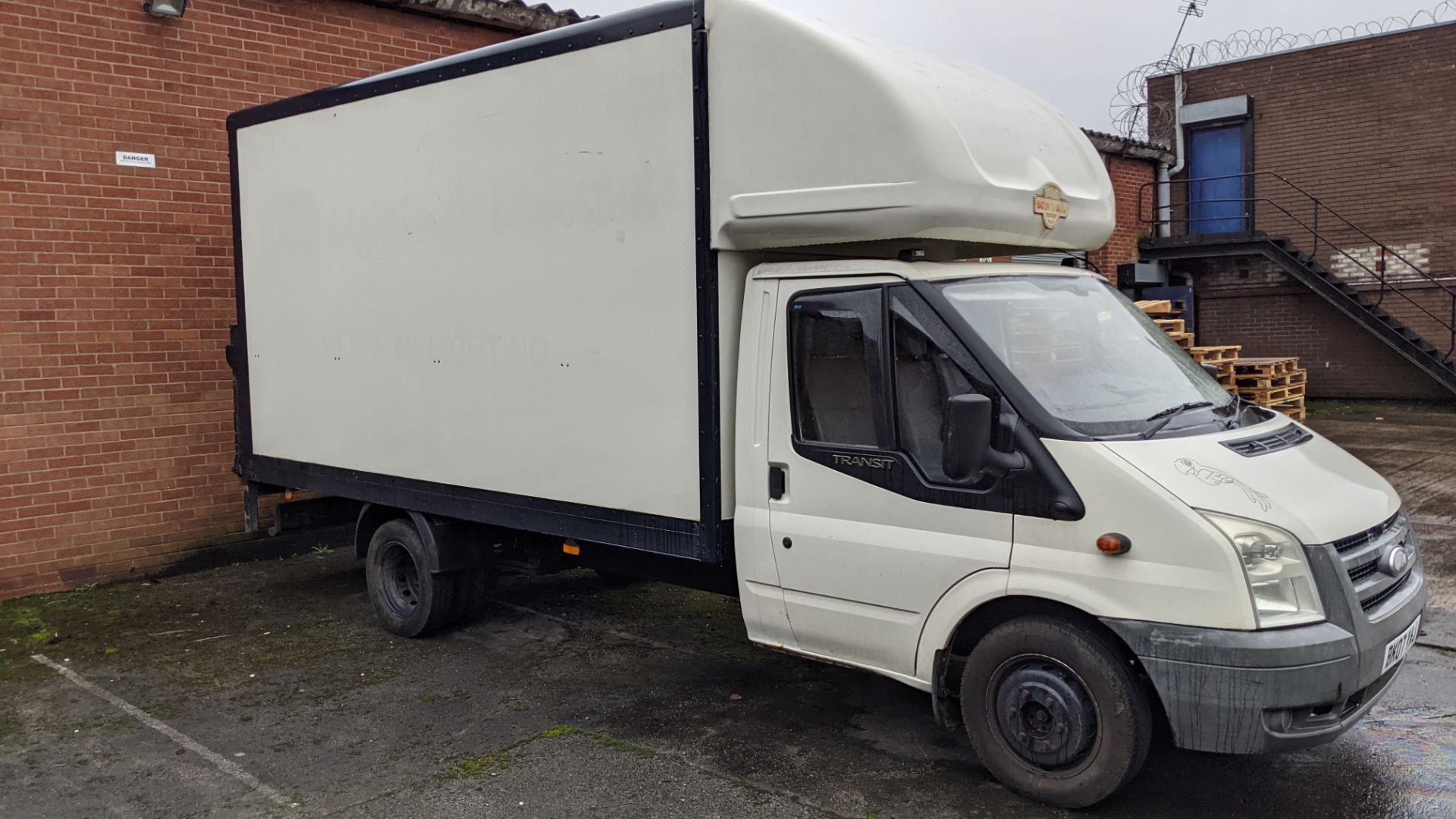 BK07 VAJ Ford Transit 115 T350EF RWD Luton van with tail lift (no shutter), 2402cc diesel engine. Co - Image 7 of 46