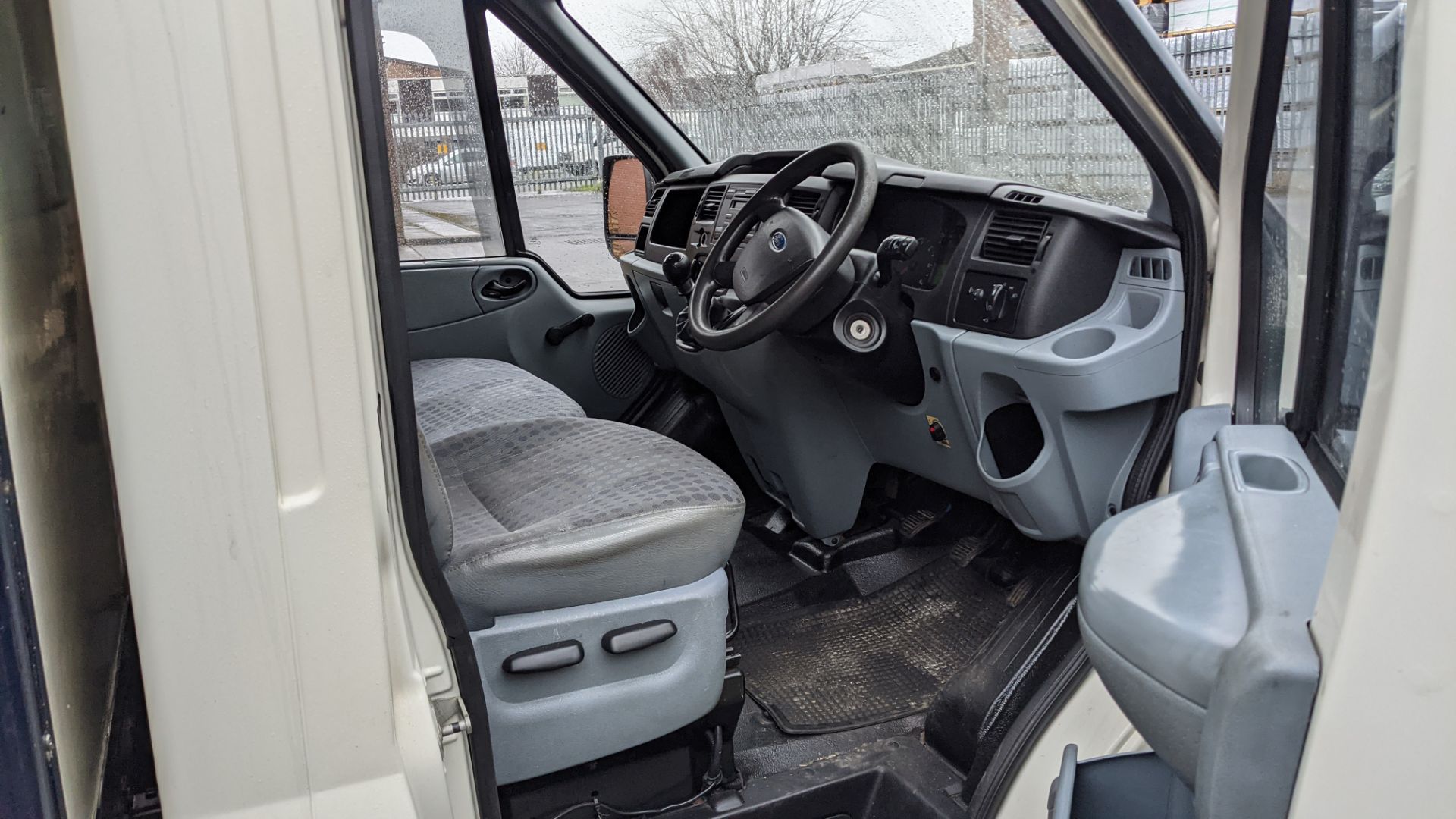 BK07 VAJ Ford Transit 115 T350EF RWD Luton van with tail lift (no shutter), 2402cc diesel engine. Co - Image 22 of 46