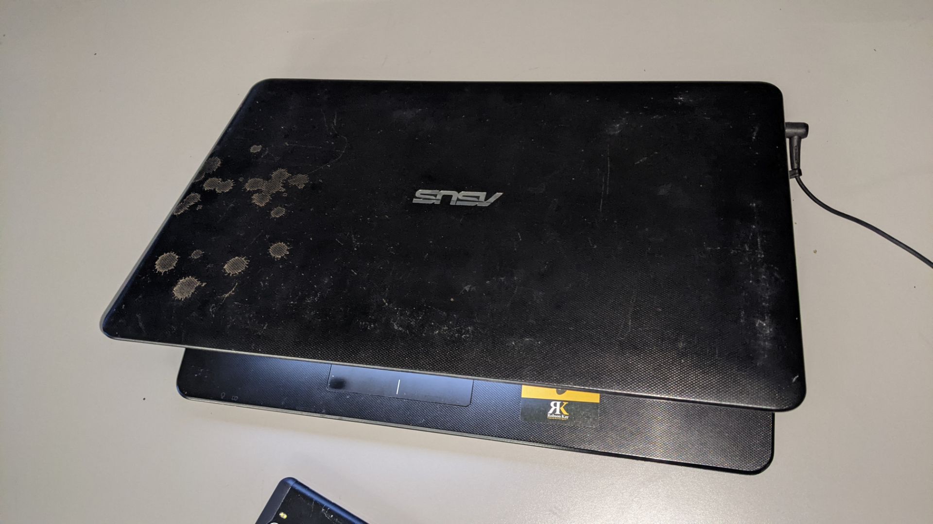 Asus X751L notebook computer includes charger - powers on but screen is smashed NB. - Image 10 of 14