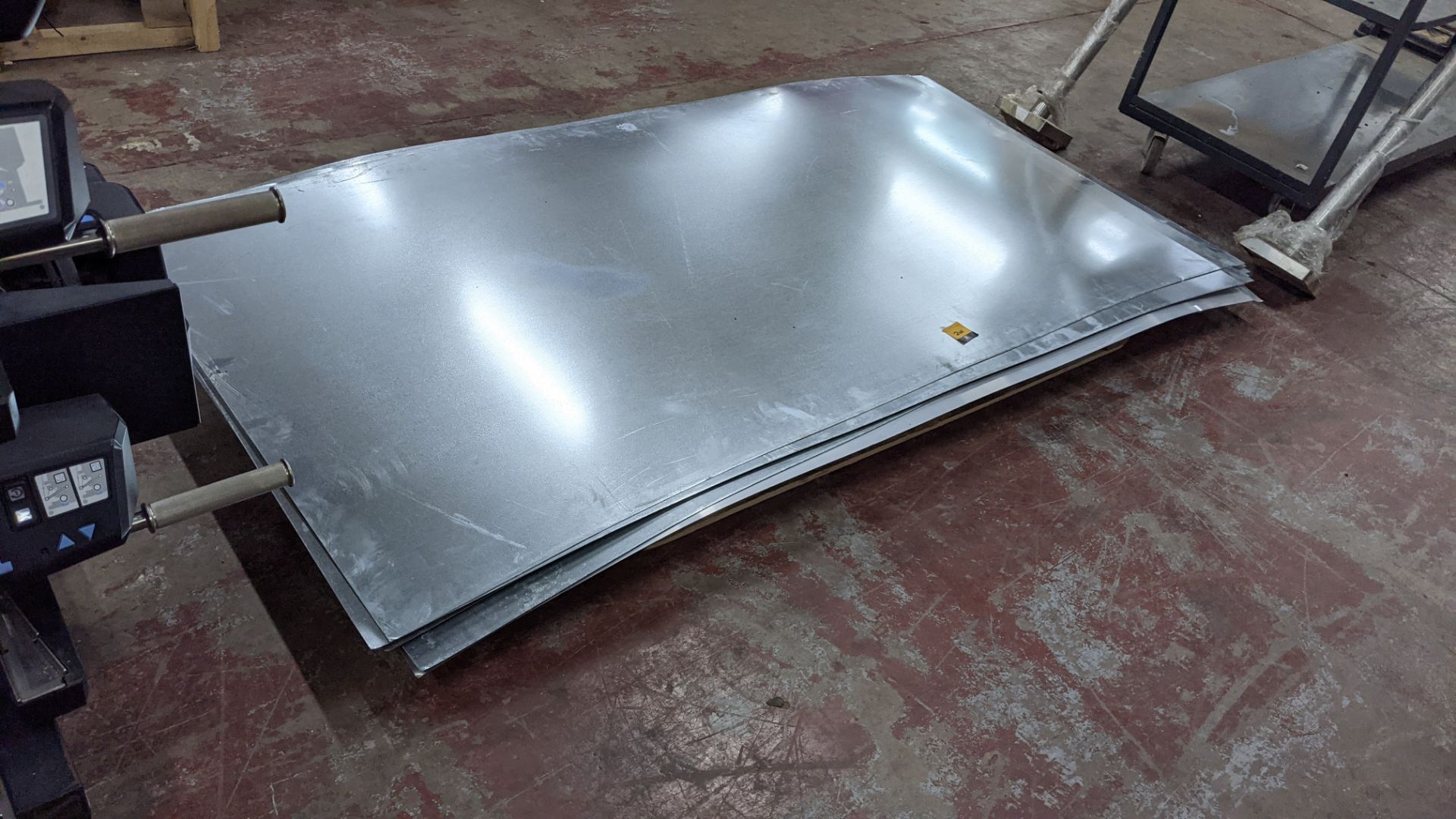 Approx. 11 sheets of assorted metal materials, measuring approx. 2000mm x 1000mm