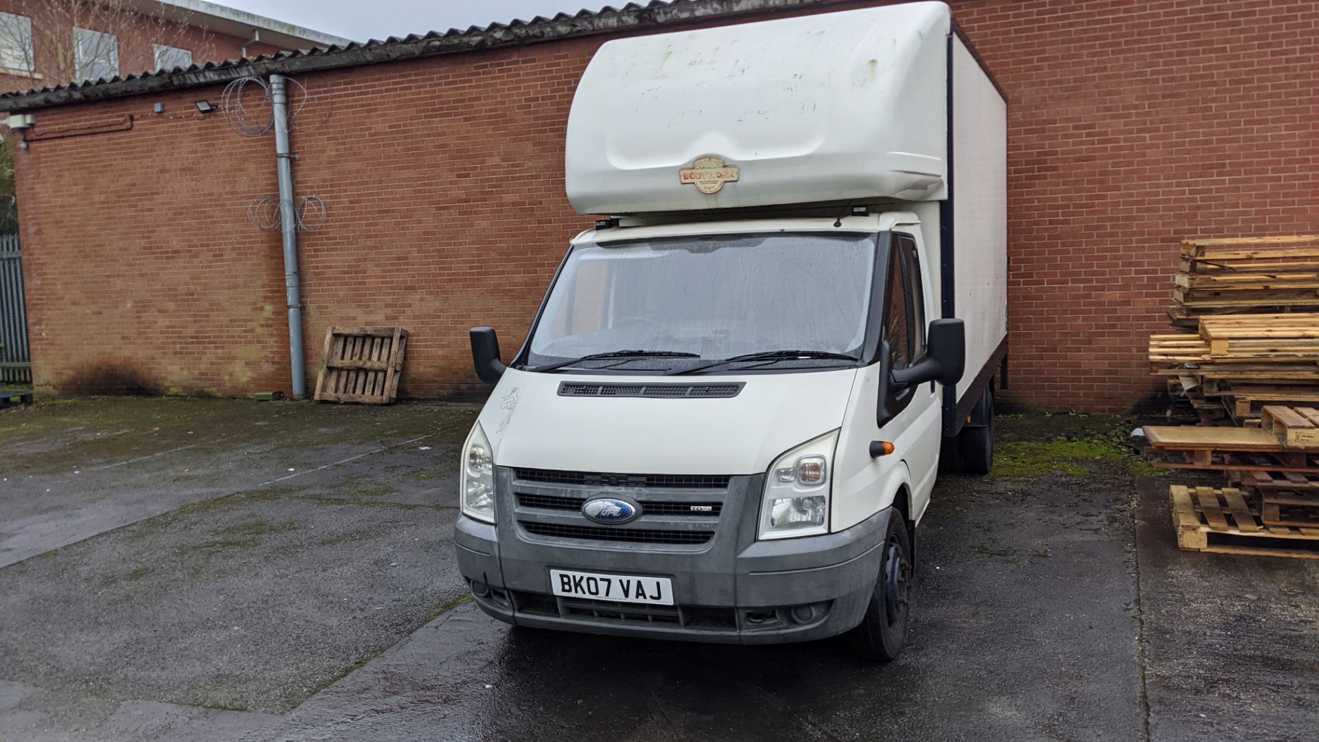 BK07 VAJ Ford Transit 115 T350EF RWD Luton van with tail lift (no shutter), 2402cc diesel engine. Co - Image 3 of 46