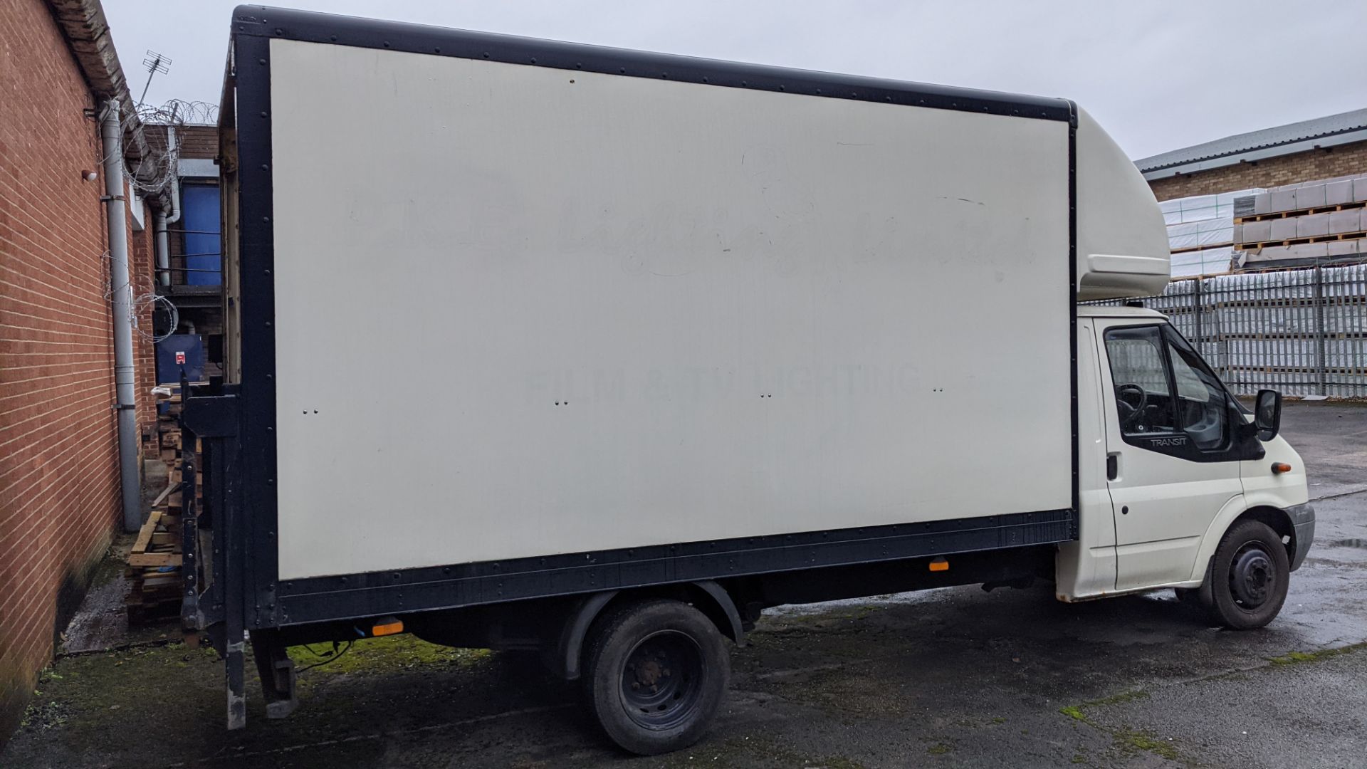 BK07 VAJ Ford Transit 115 T350EF RWD Luton van with tail lift (no shutter), 2402cc diesel engine. Co - Image 10 of 46