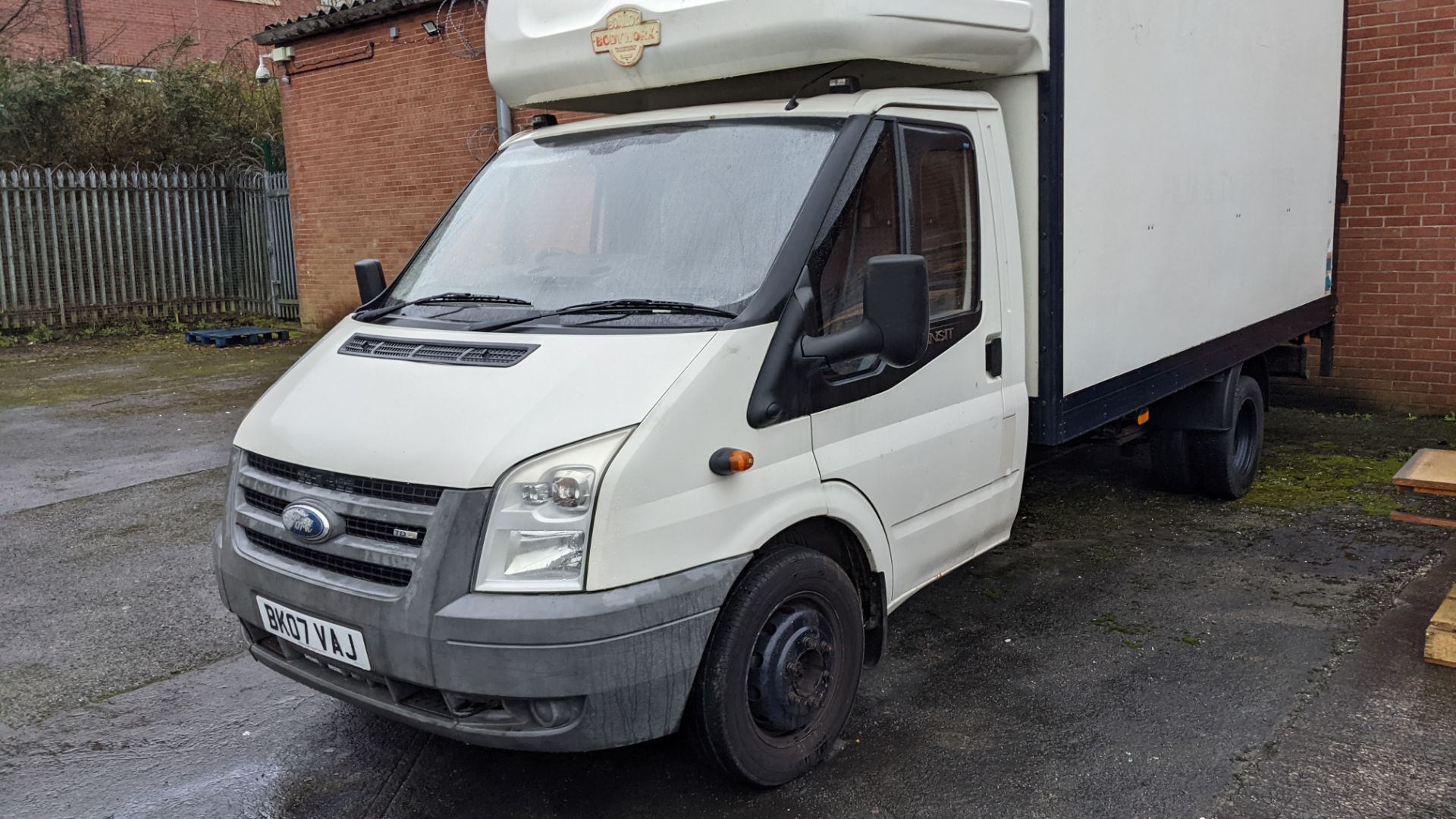 BK07 VAJ Ford Transit 115 T350EF RWD Luton van with tail lift (no shutter), 2402cc diesel engine. Co - Image 36 of 46