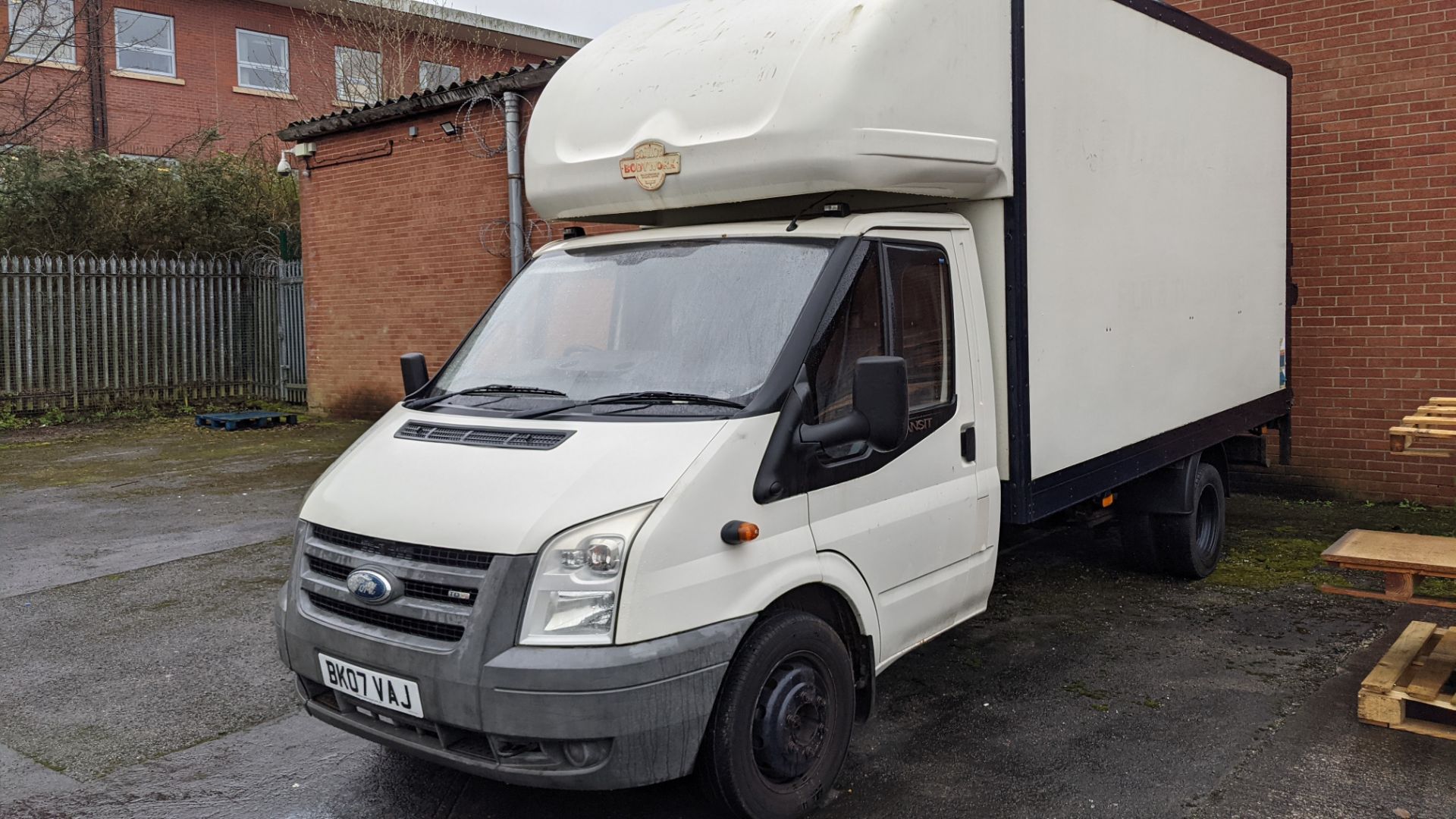 BK07 VAJ Ford Transit 115 T350EF RWD Luton van with tail lift (no shutter), 2402cc diesel engine. Co - Image 37 of 46