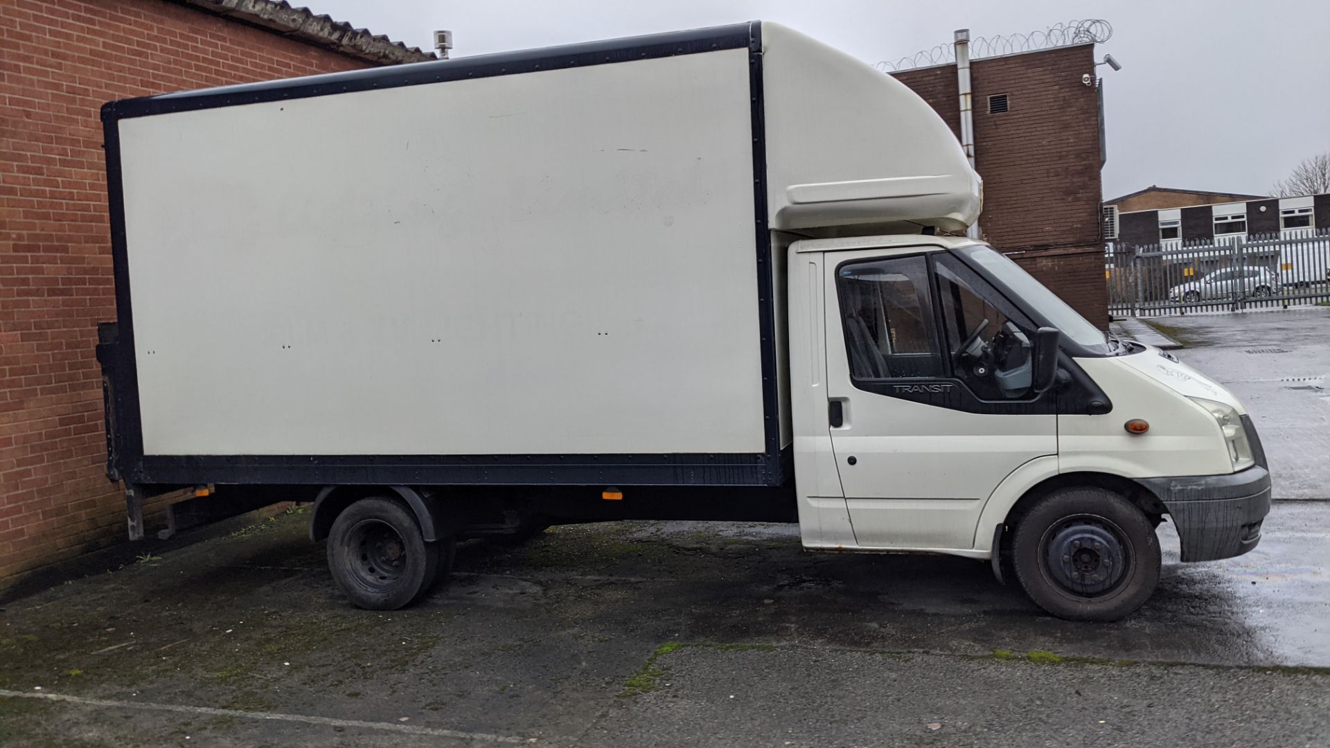 BK07 VAJ Ford Transit 115 T350EF RWD Luton van with tail lift (no shutter), 2402cc diesel engine. Co - Image 8 of 46