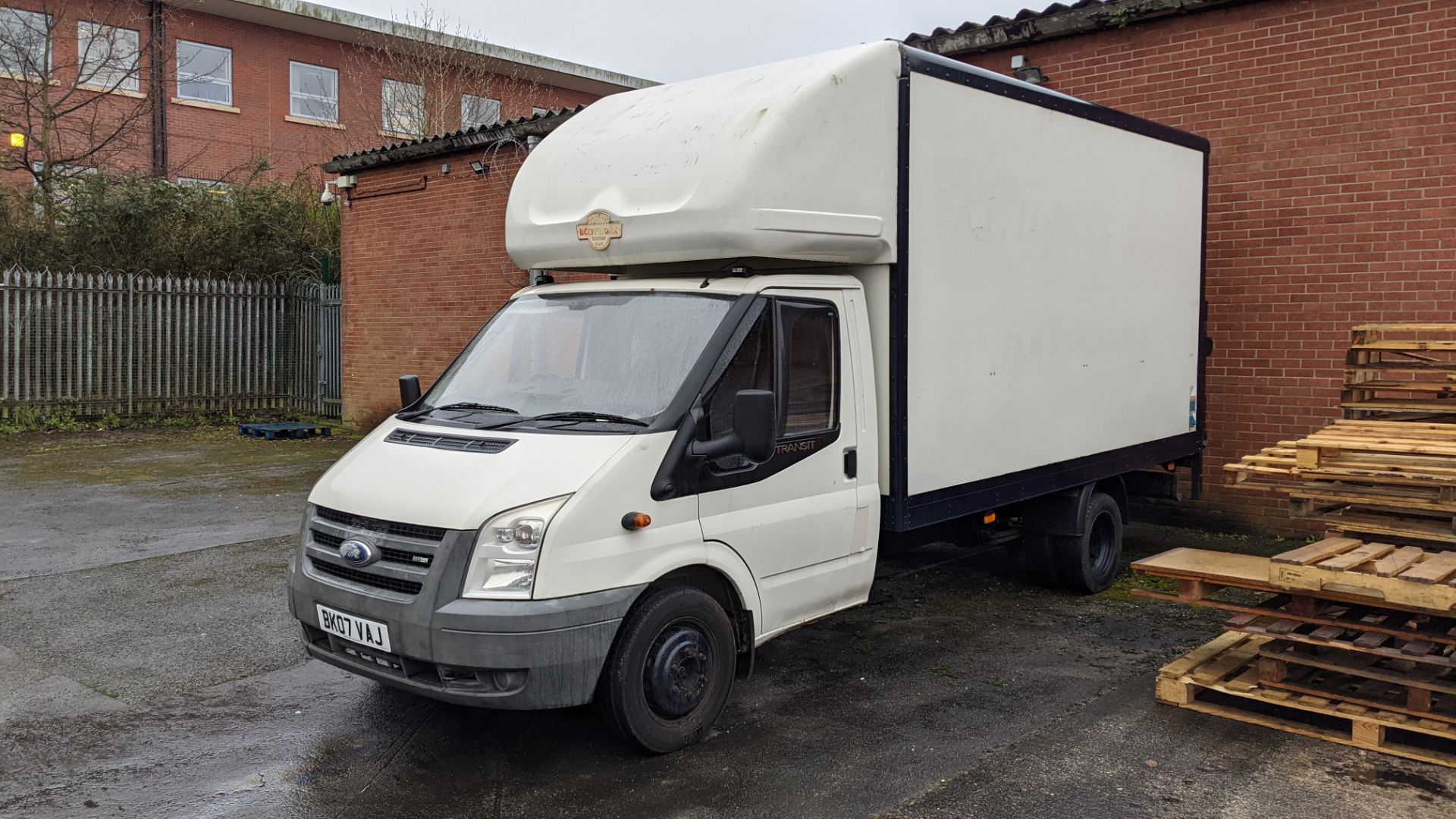 BK07 VAJ Ford Transit 115 T350EF RWD Luton van with tail lift (no shutter), 2402cc diesel engine. Co - Image 2 of 46