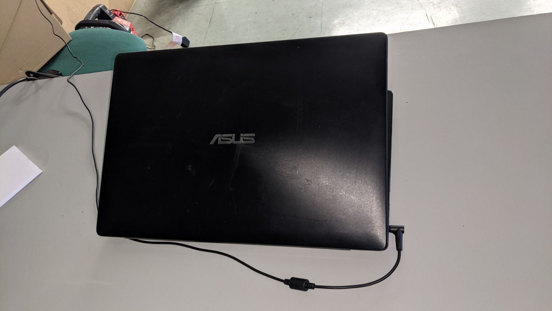 Asus X553S notebook computer with Intel Pentium CPU N3700@1.6GHz, 8Gb RAM, 1Tb hard drive etc., incl - Image 10 of 14