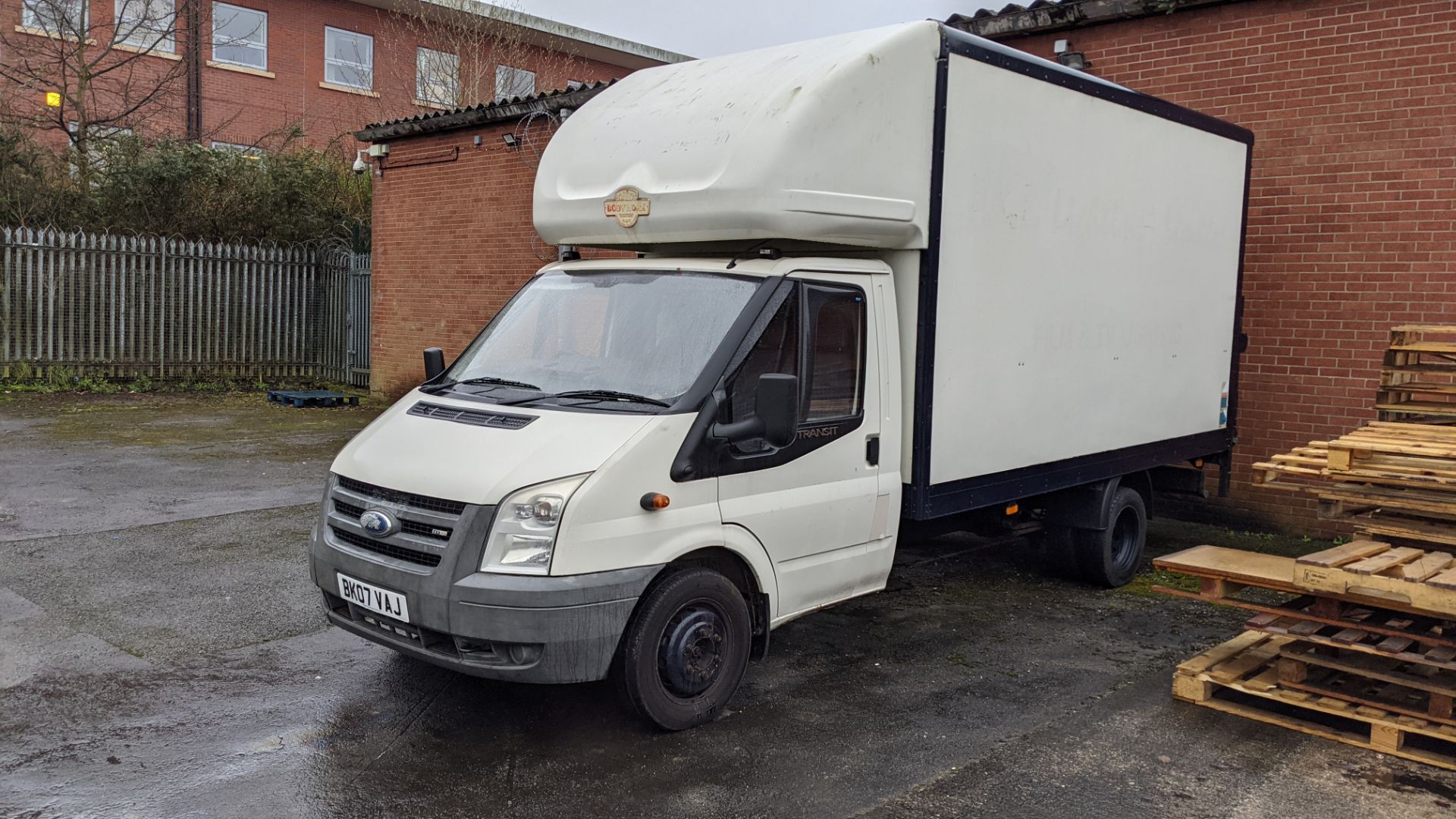 BK07 VAJ Ford Transit 115 T350EF RWD Luton van with tail lift (no shutter), 2402cc diesel engine. Co - Image 46 of 46