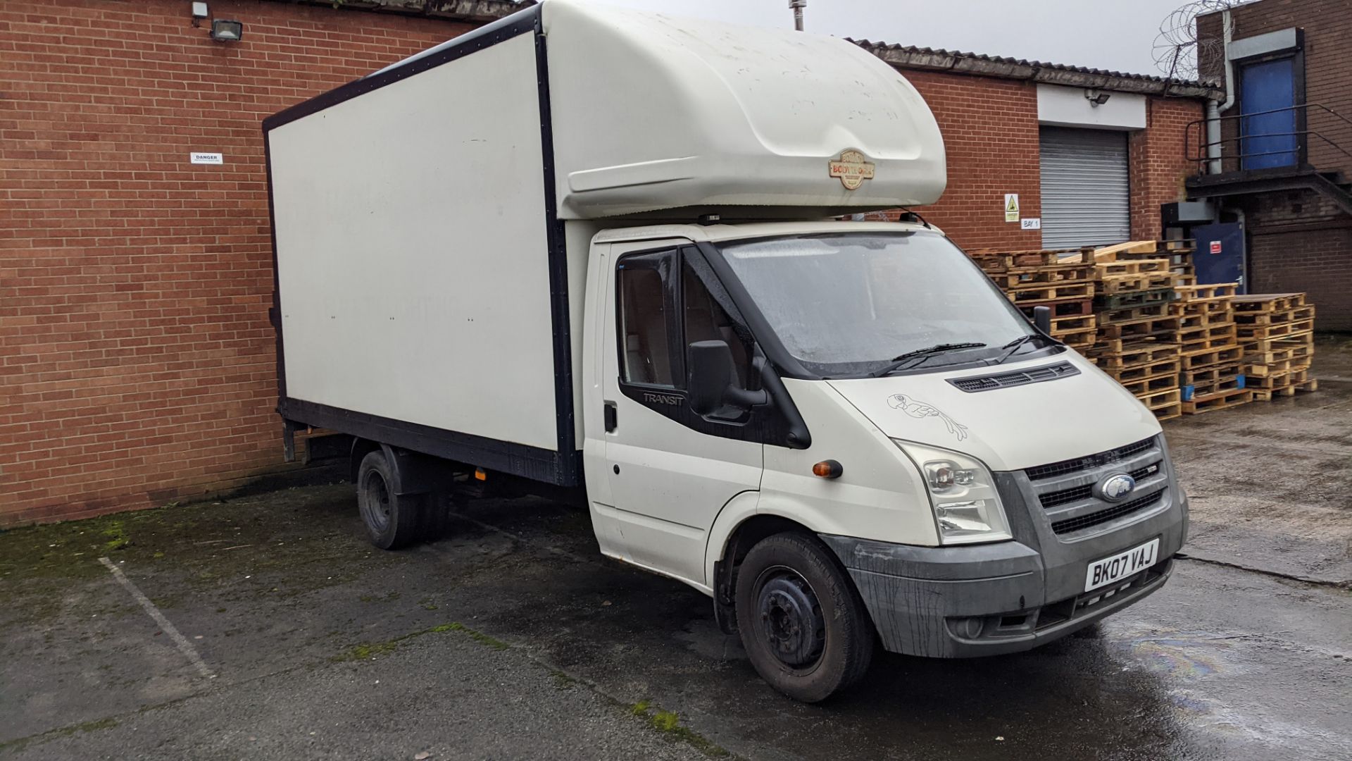 BK07 VAJ Ford Transit 115 T350EF RWD Luton van with tail lift (no shutter), 2402cc diesel engine. Co - Image 6 of 46