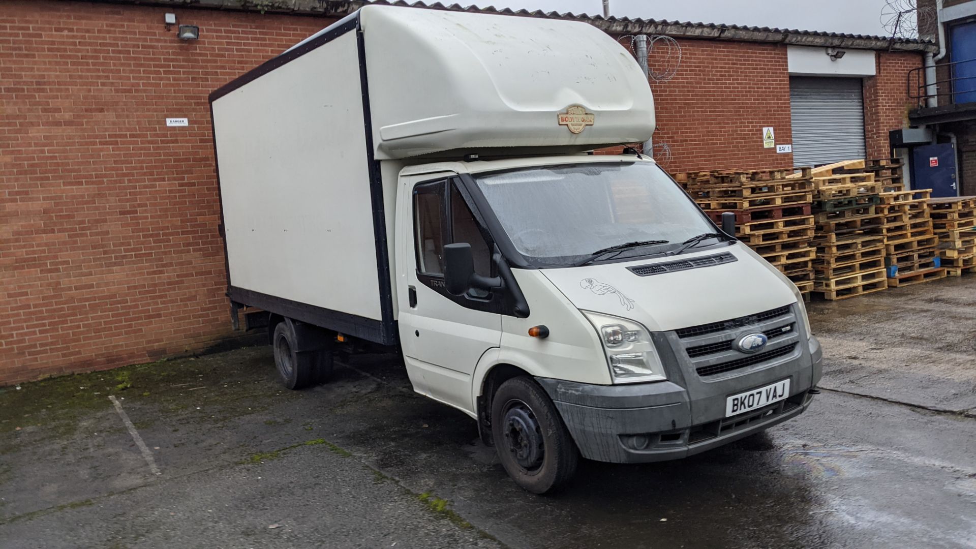 BK07 VAJ Ford Transit 115 T350EF RWD Luton van with tail lift (no shutter), 2402cc diesel engine. Co - Image 5 of 46